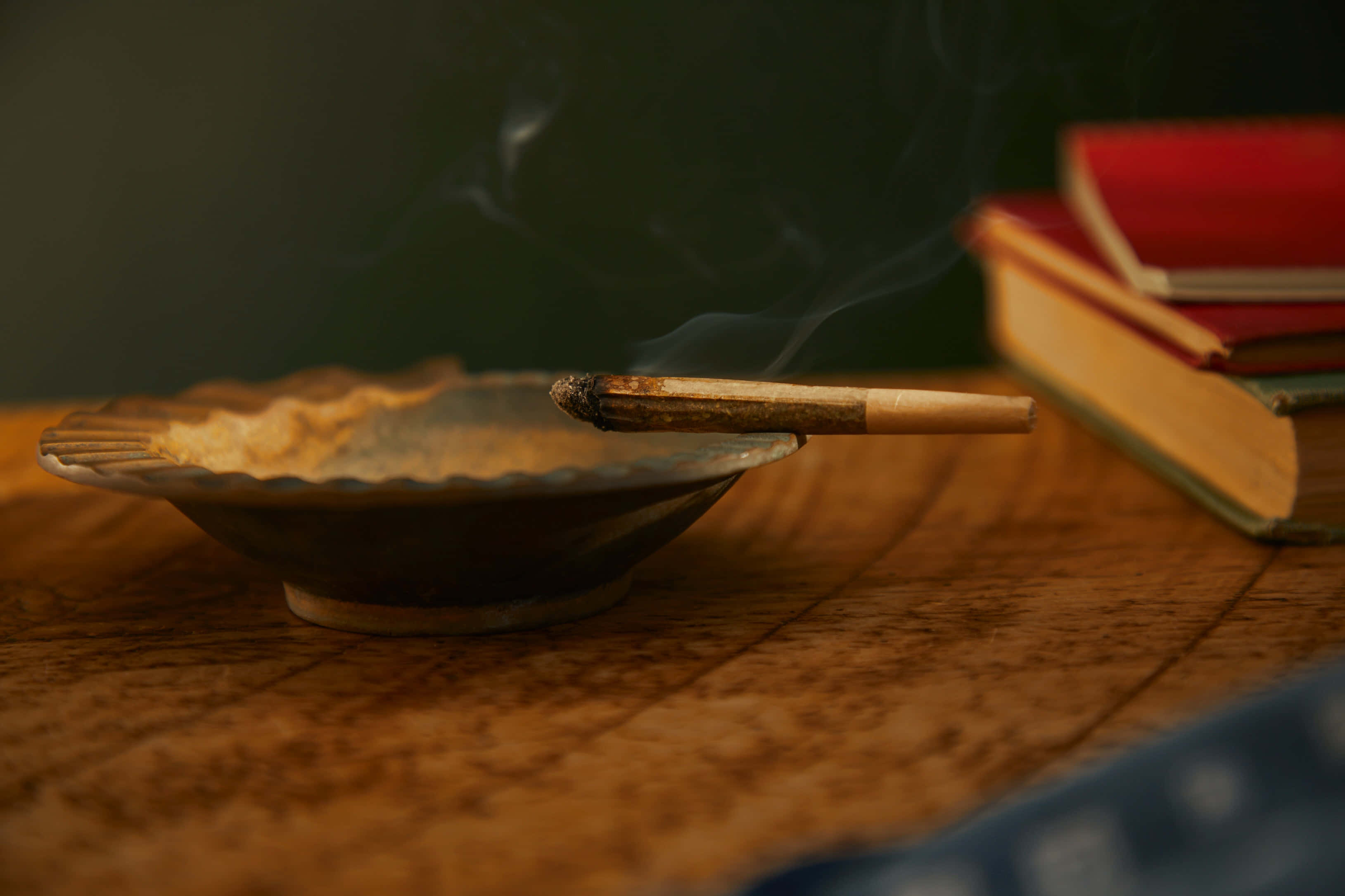 weed blunt, ceramic ashtray, wooden table, 2K Desktop Wallpaper
