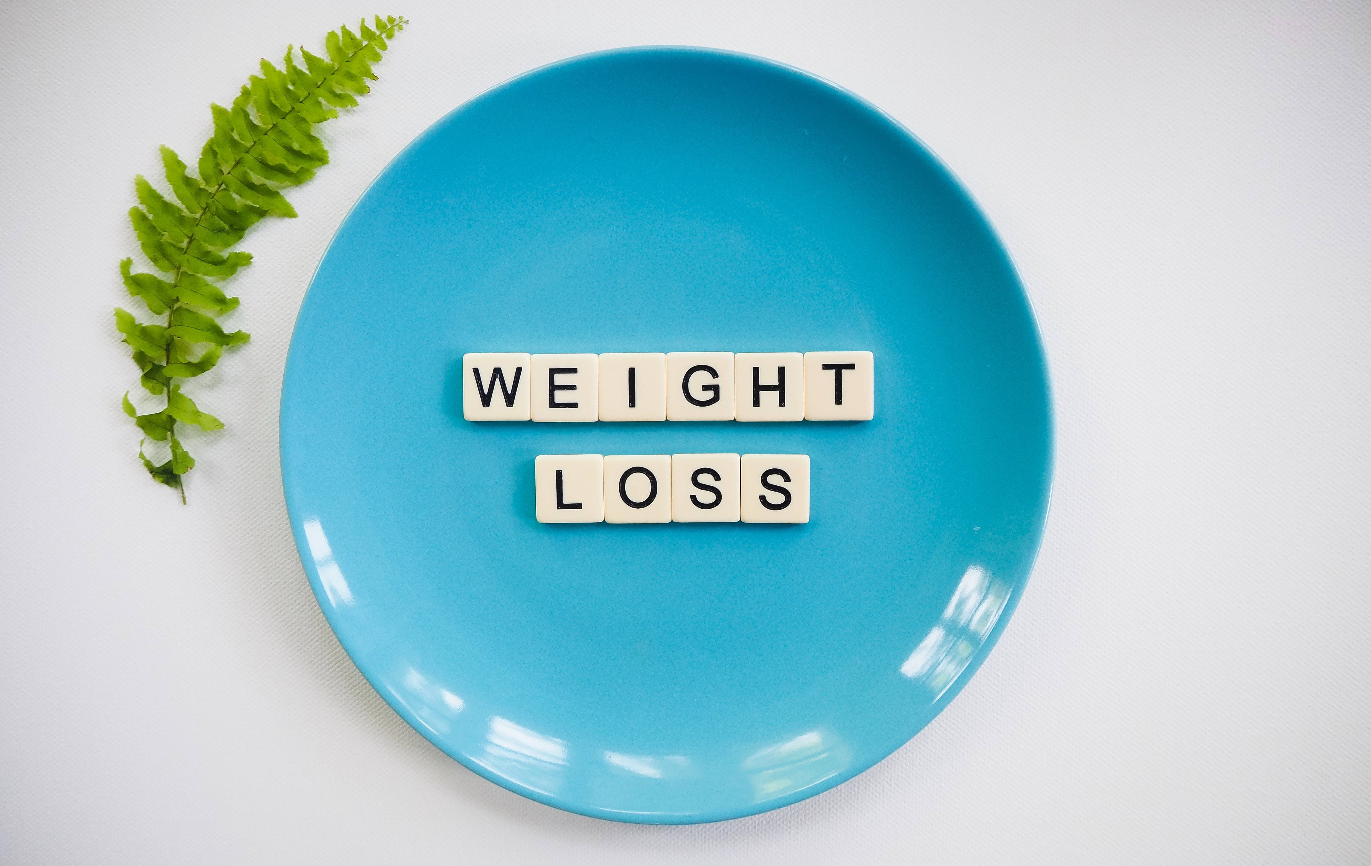 weight loss, bright blue plate, white letter tiles, 4K Desktop Wallpaper