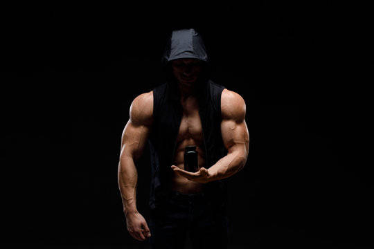 bodybuilder, black cap, vest, SD Desktop Wallpaper