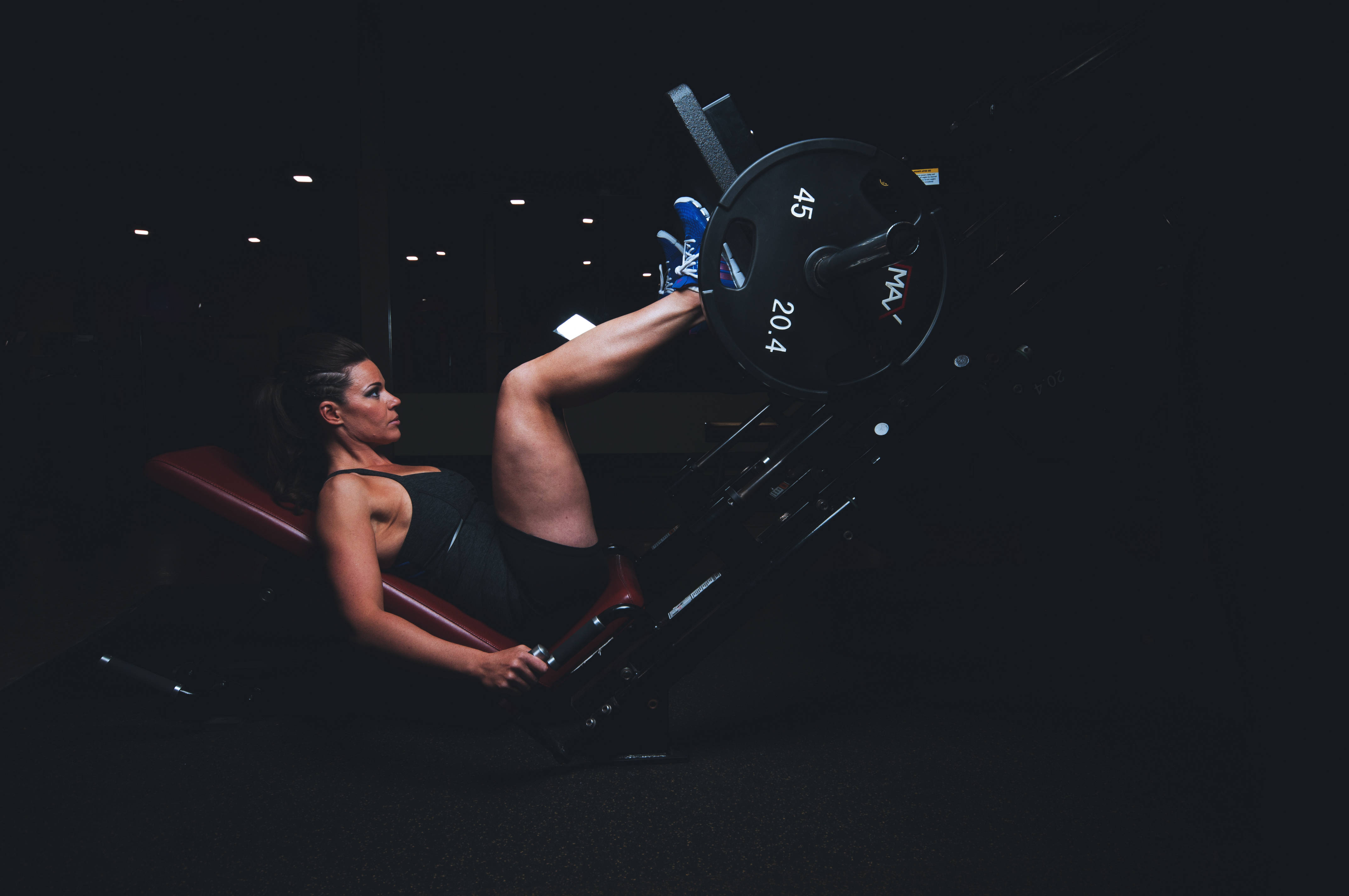 45lb barbell, leg press machine, dimly lit gym, 4K Desktop Wallpaper