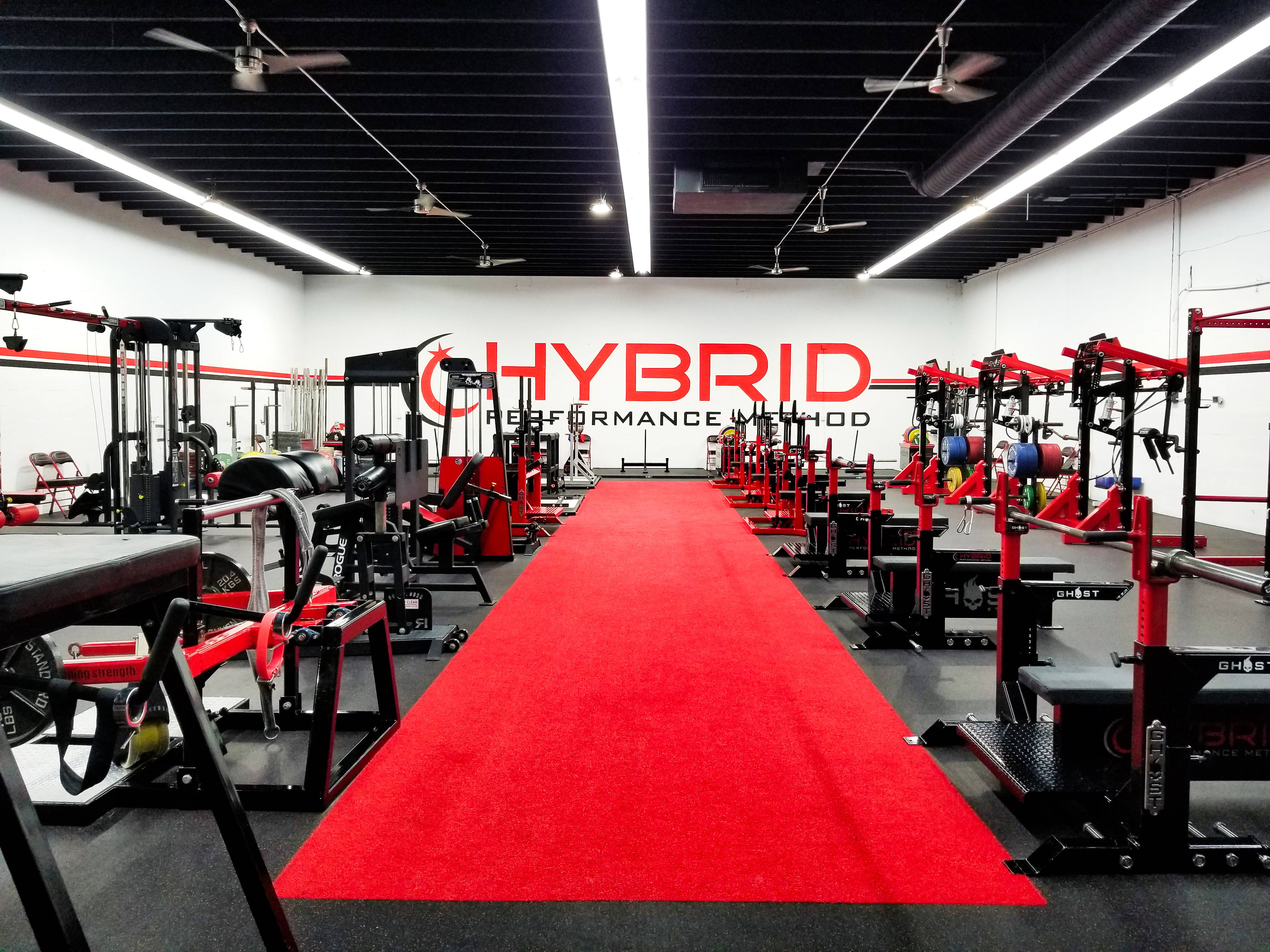 hybrid weightlifting gym, red carpeted aisle, black and red weightlifting equipment, 4K Desktop Wallpaper
