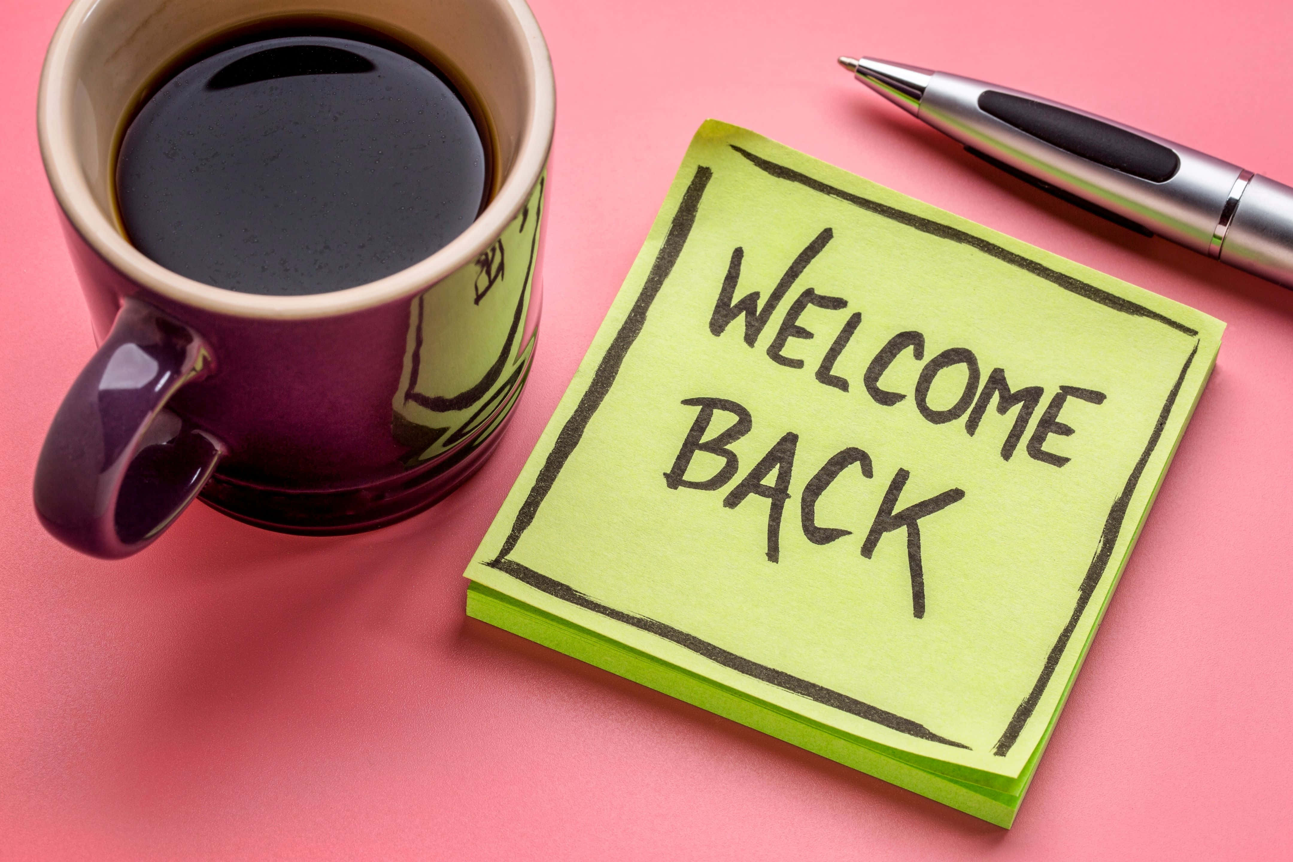 purple coffee mug, bright green sticky note, WELCOME BACK, 4K Desktop Wallpaper