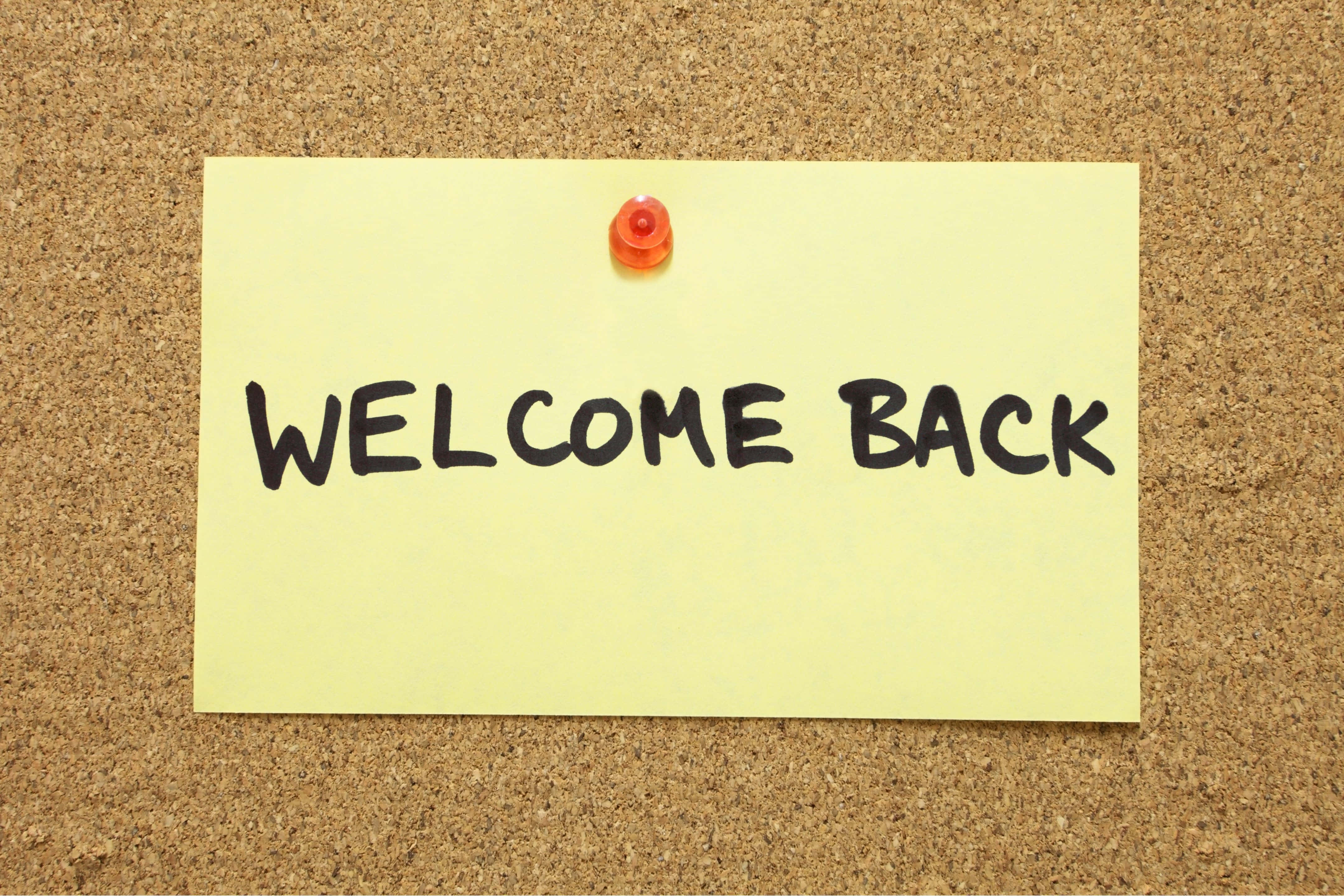 welcome back, sticky note, corkboard, 4K Desktop Wallpaper