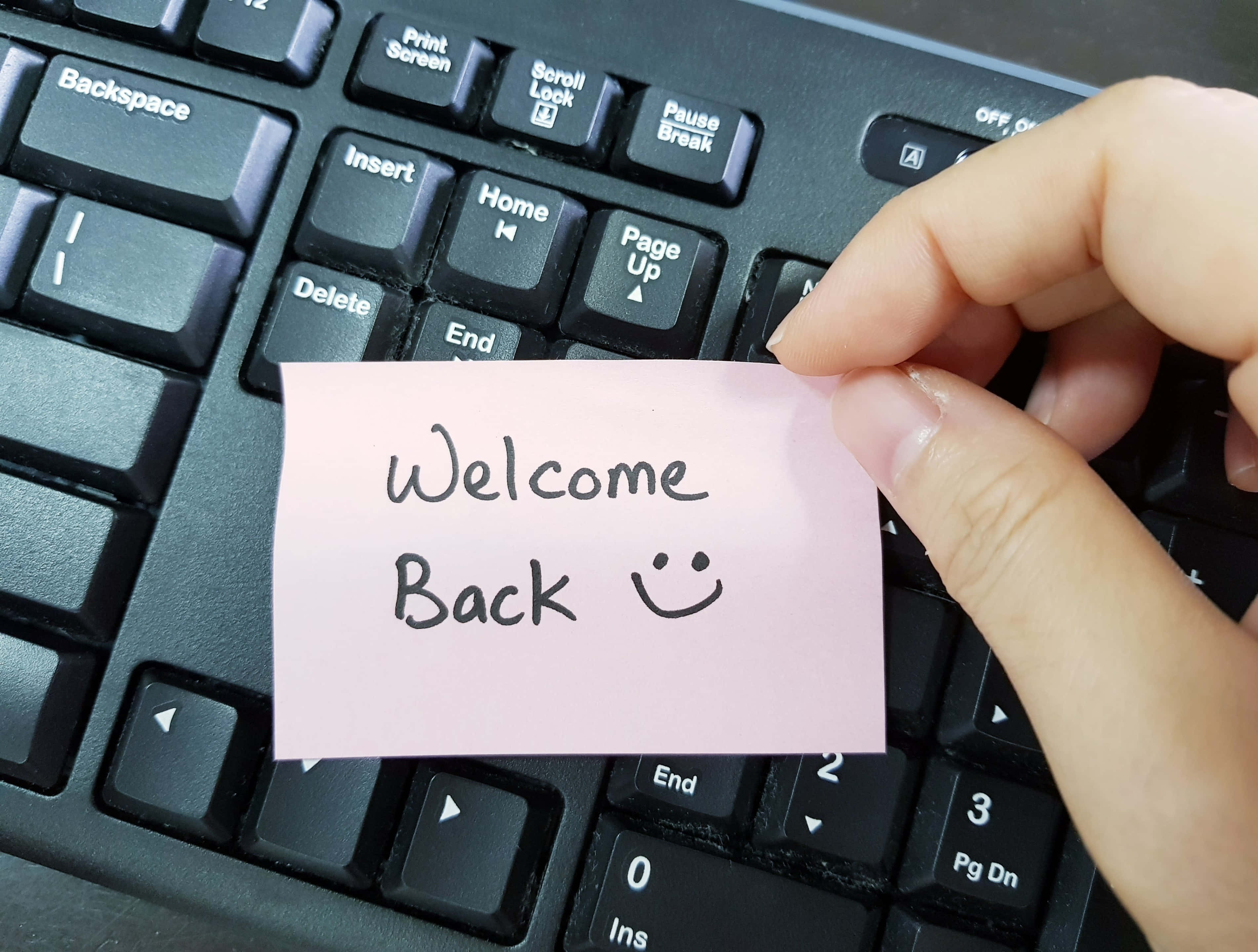 Welcome Back, pink sticky note, smiley face, 2K Desktop Wallpaper
