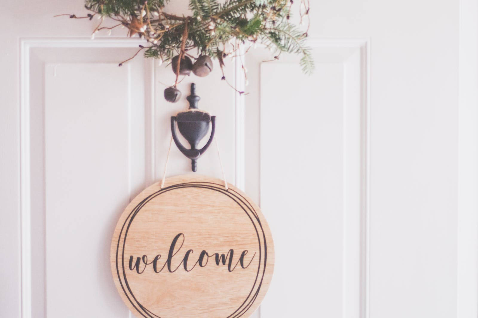brown wooden welcome sign, white door, evergreen garland, HD Desktop Wallpaper