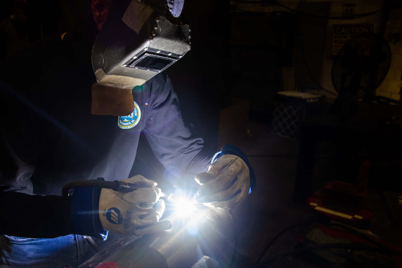 welder, dark workshop, bright sparks, HD Desktop Wallpaper