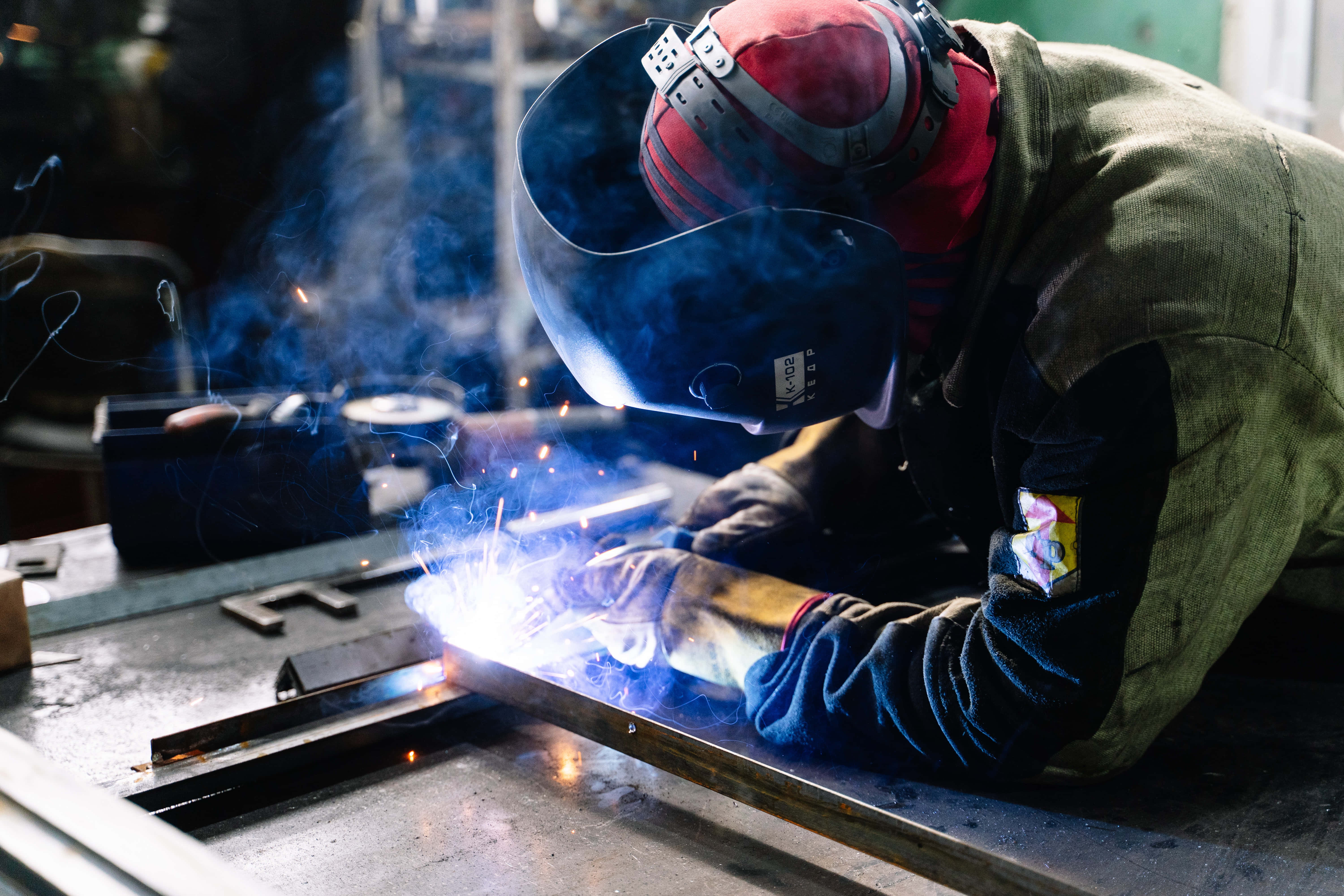 welder, red helmet, green jacket, 5K Desktop Wallpaper