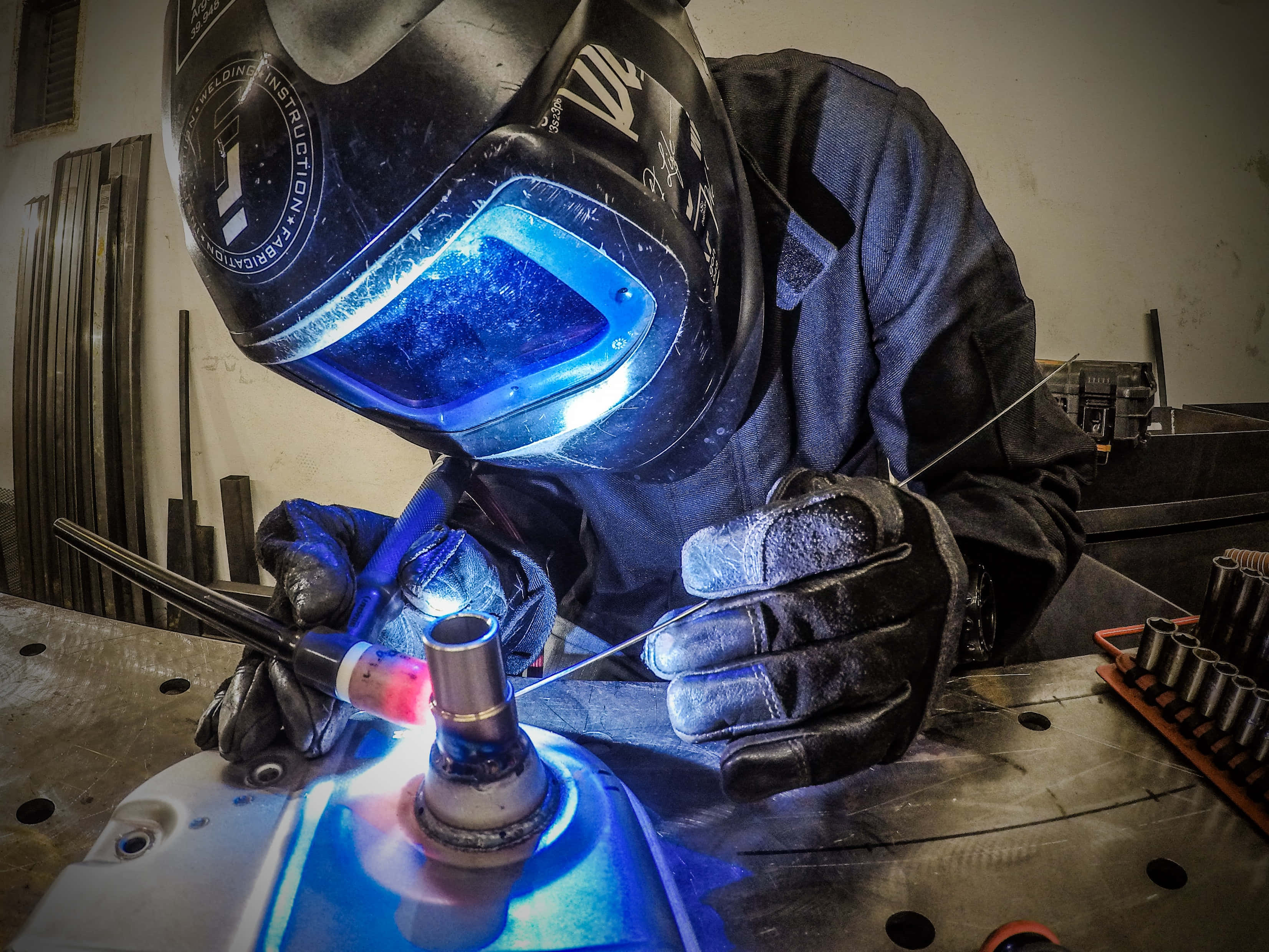 welder, dark helmet, gloves, 2K Desktop Wallpaper