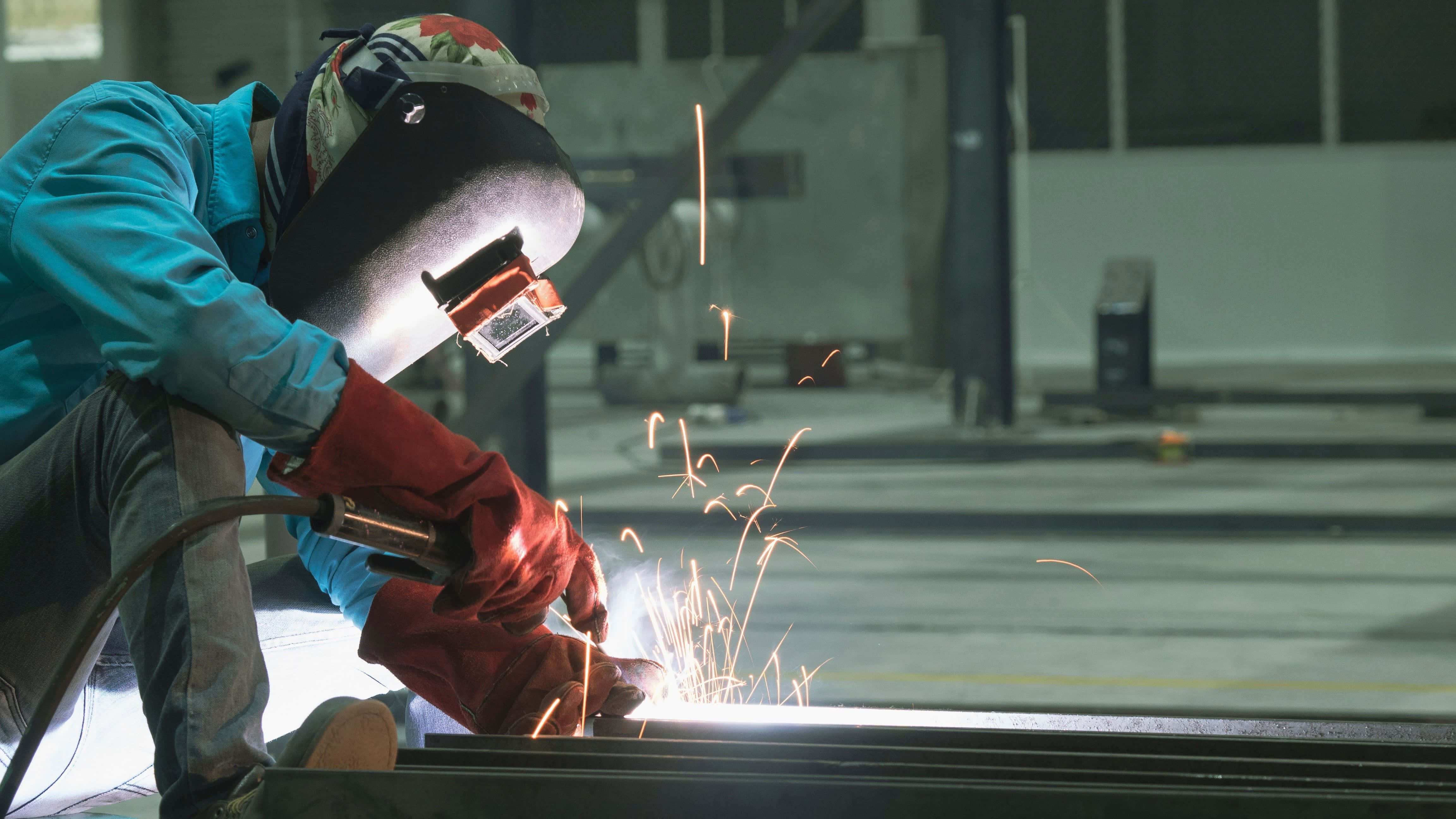 welder, protective gear, sparks, 4K Desktop Wallpaper