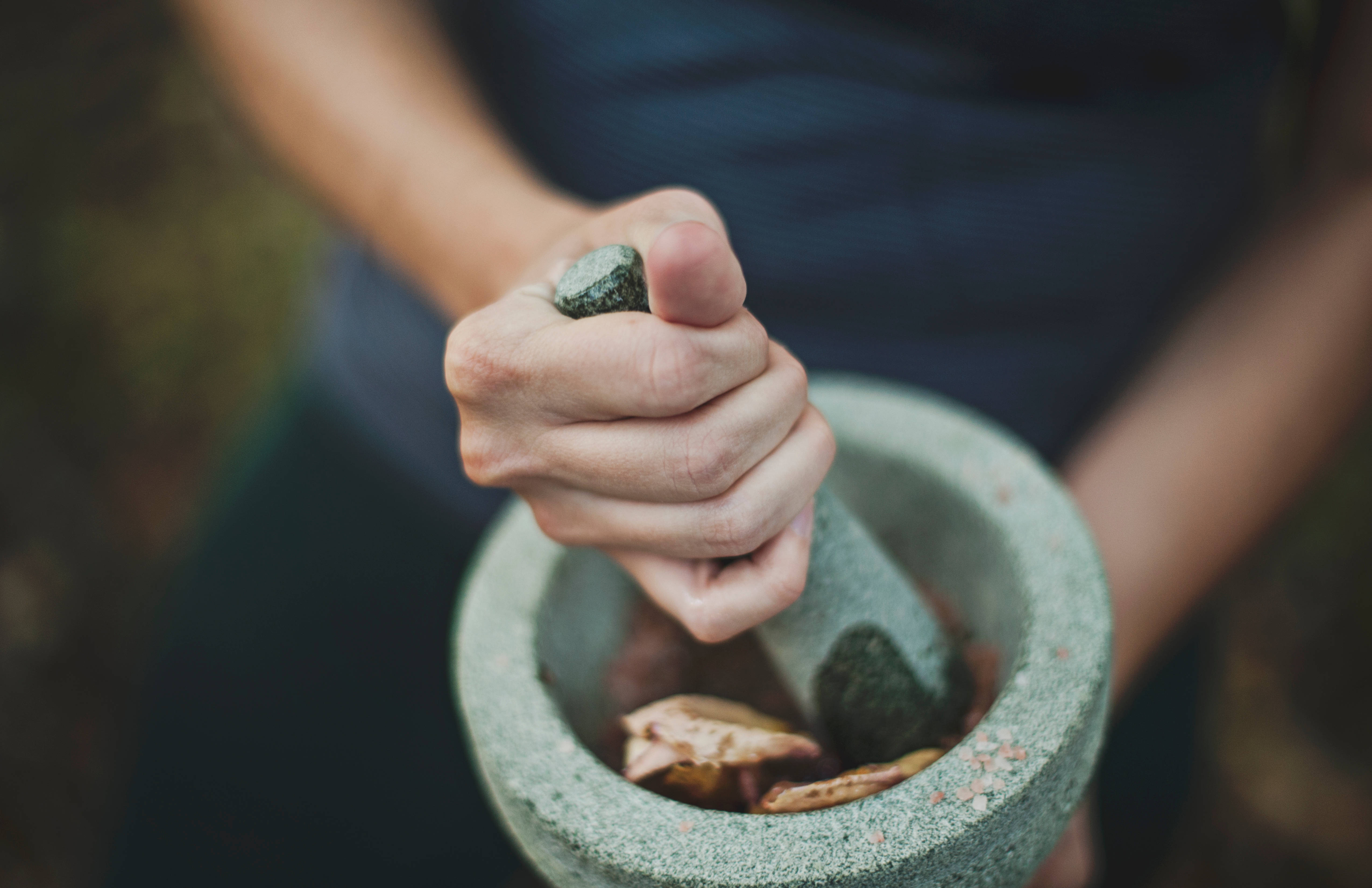 herbal medicine, dried leaves, stone mortar, 4K Desktop Wallpaper