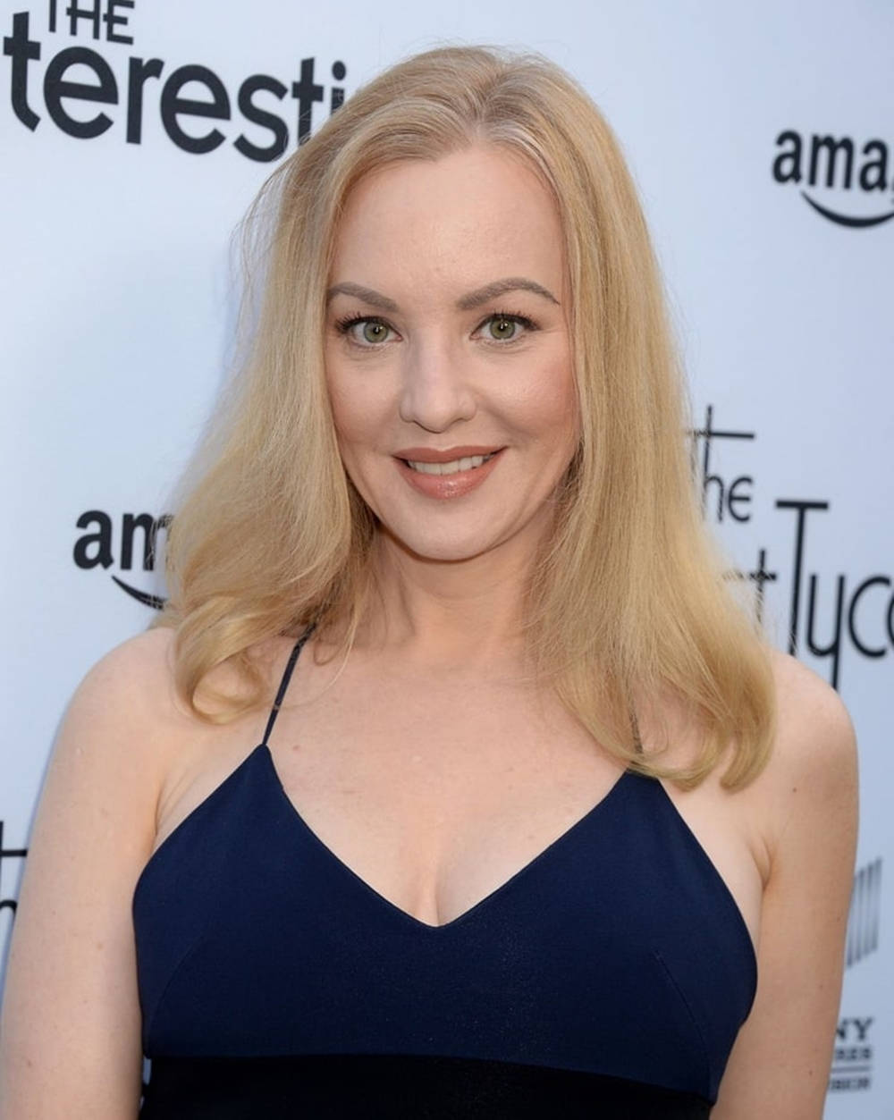 Wendi Mclendon Covey, navy blue dress, branded event backdrop, SD Phone Wallpaper