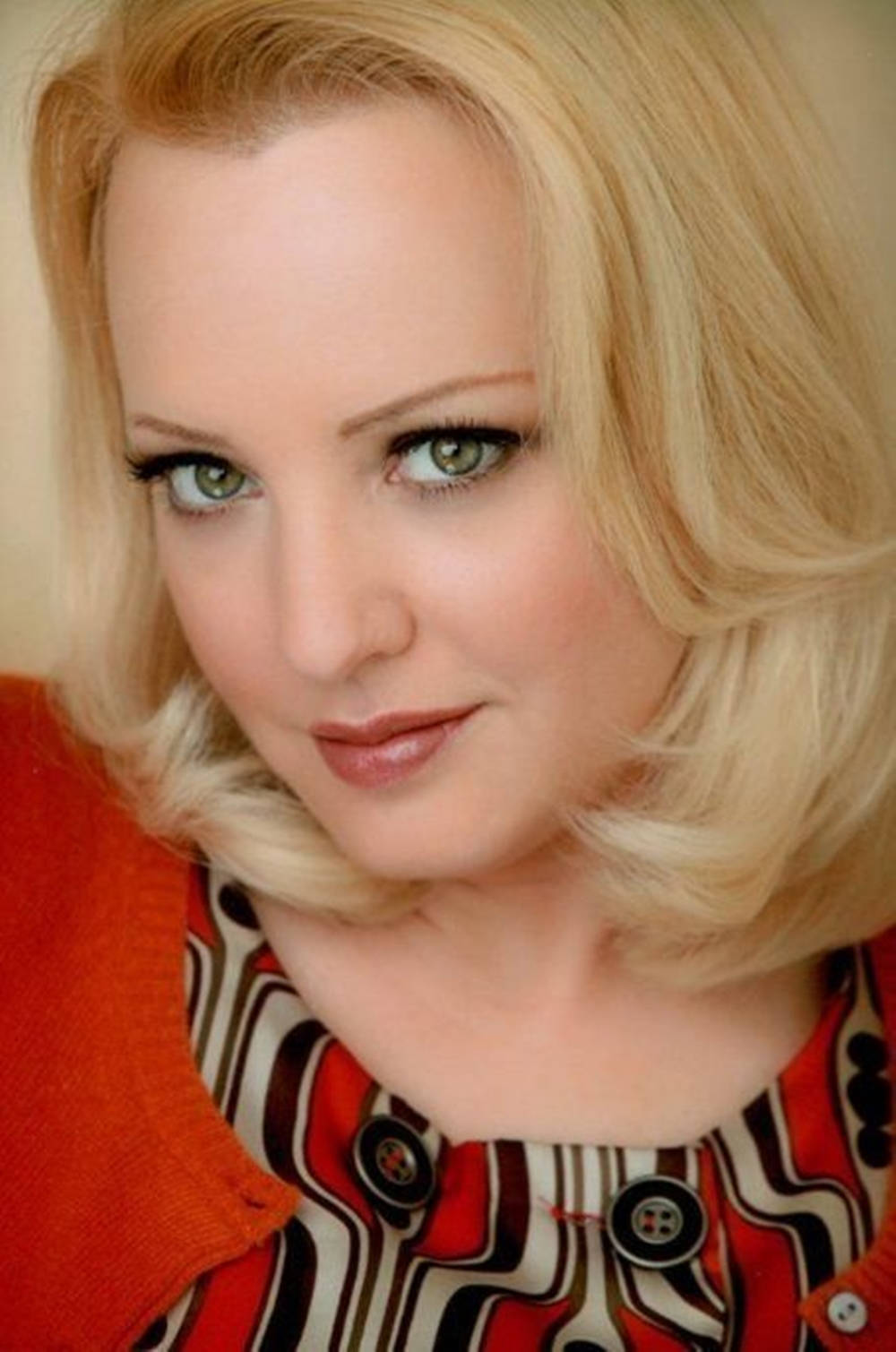 Wendi McLendon Covey, blonde, green eyes, HD Phone Wallpaper