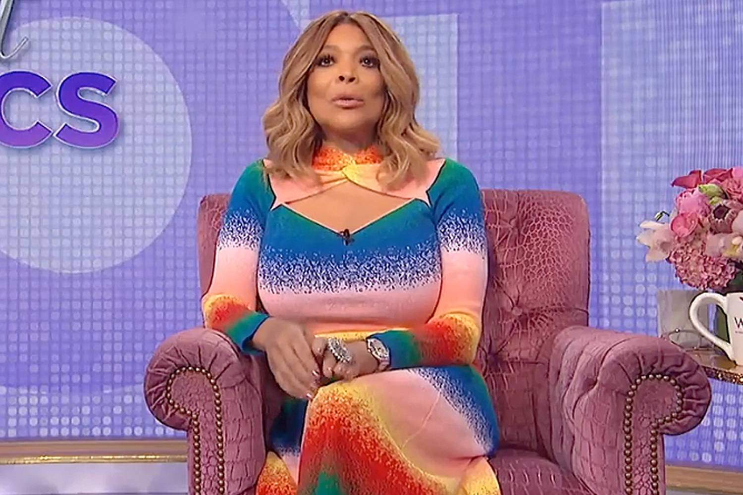 Wendy Williams, rainbow gradient dress, plush pink armchair, HD Desktop Wallpaper