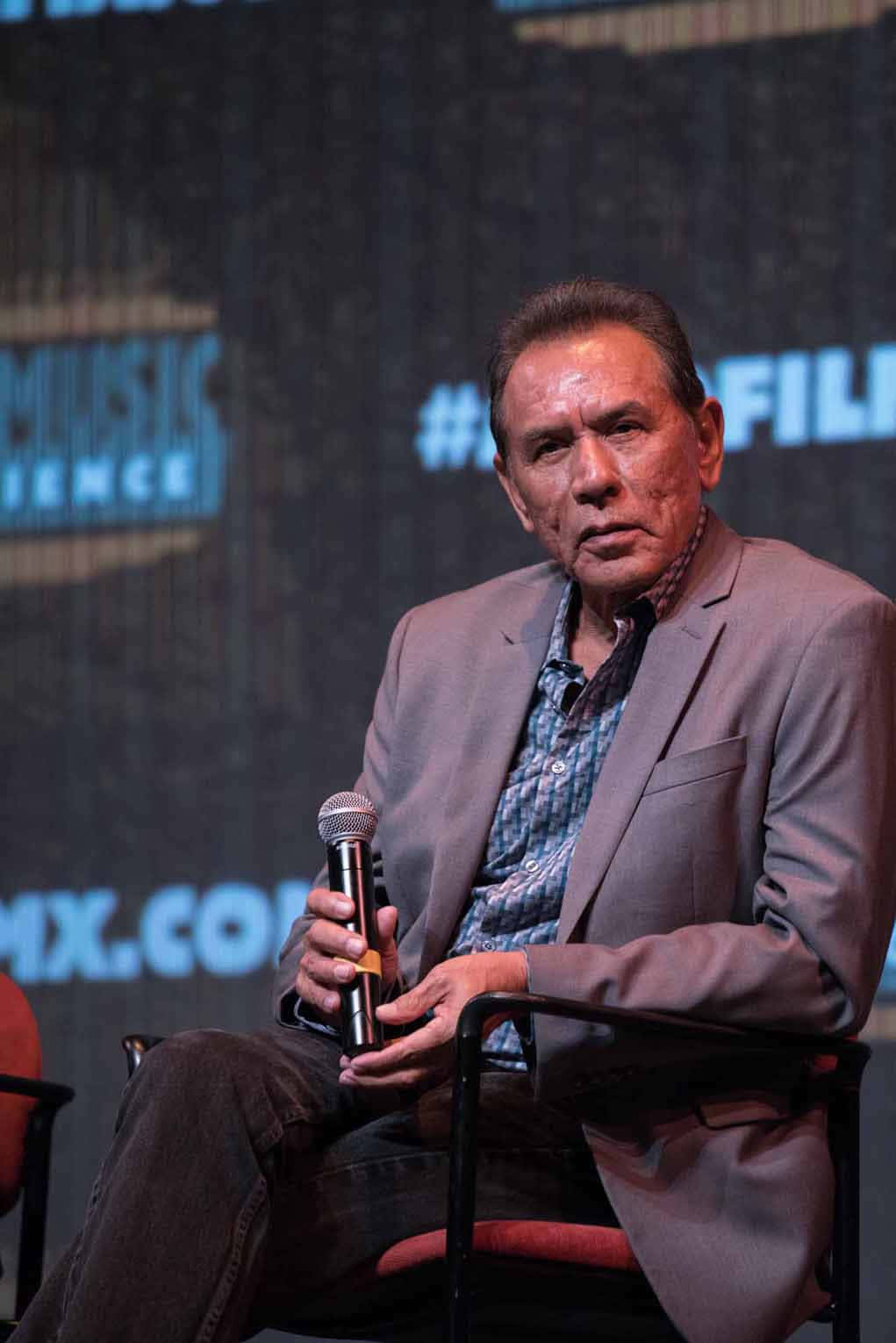 Wes Studi, gray blazer, microphone, HD Phone Wallpaper