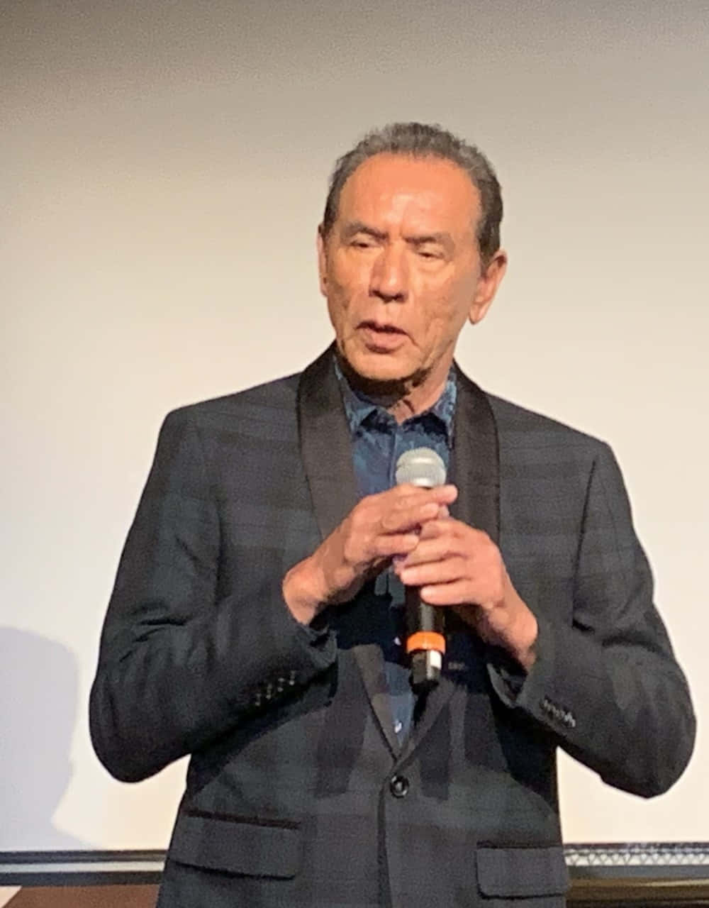 Wes Studi, microphone, dark suit, HD Phone Wallpaper