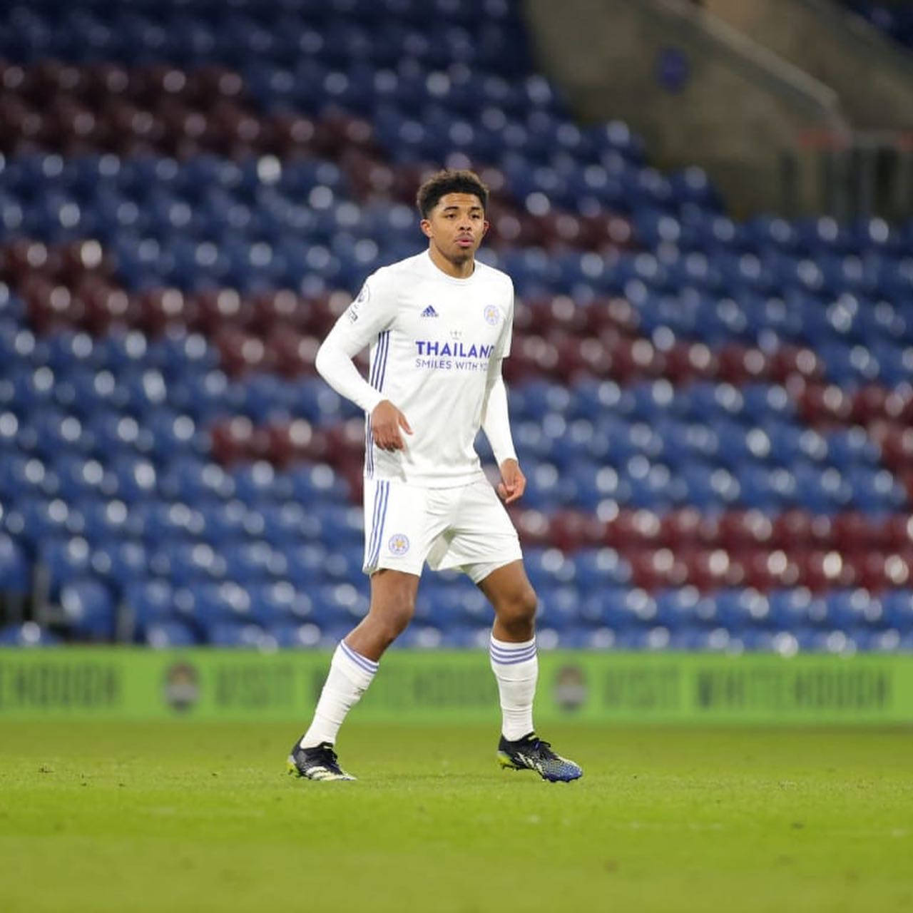 Wesley Fofana, white kit, green pitch, HD Desktop Wallpaper