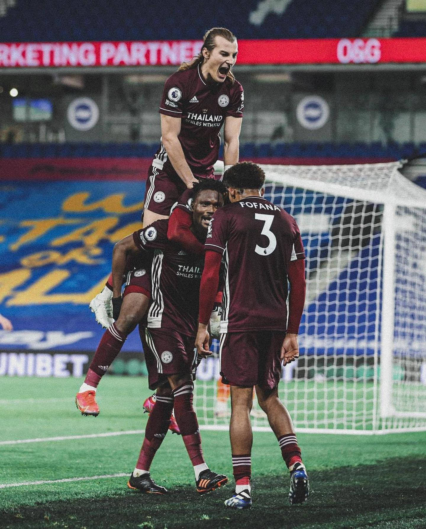 Wesley Fofana, maroon kits, stadium lights, HD Phone Wallpaper