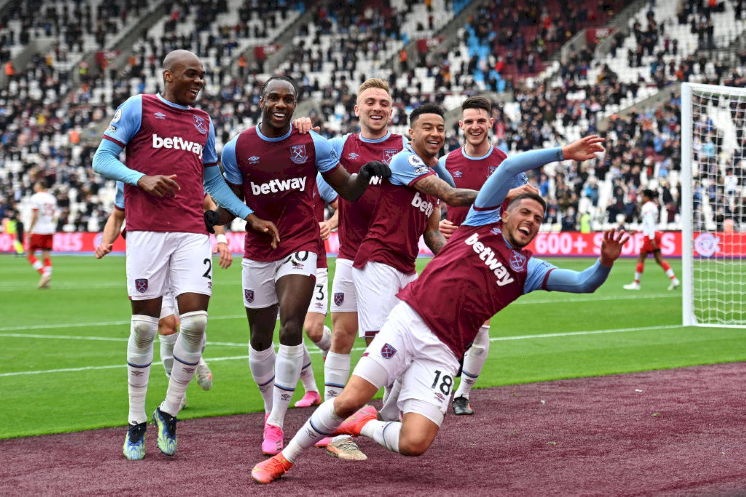 West Ham United, maroon and blue kits, vibrant green pitch, Full HD Desktop Wallpaper