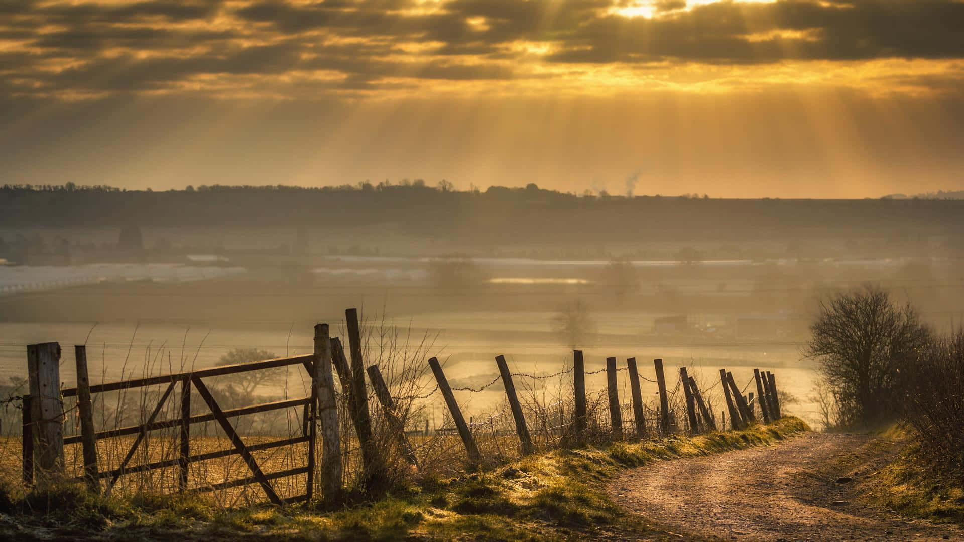 Western-style scene, golden sunbeams, misty clouds, Full HD Desktop Wallpaper