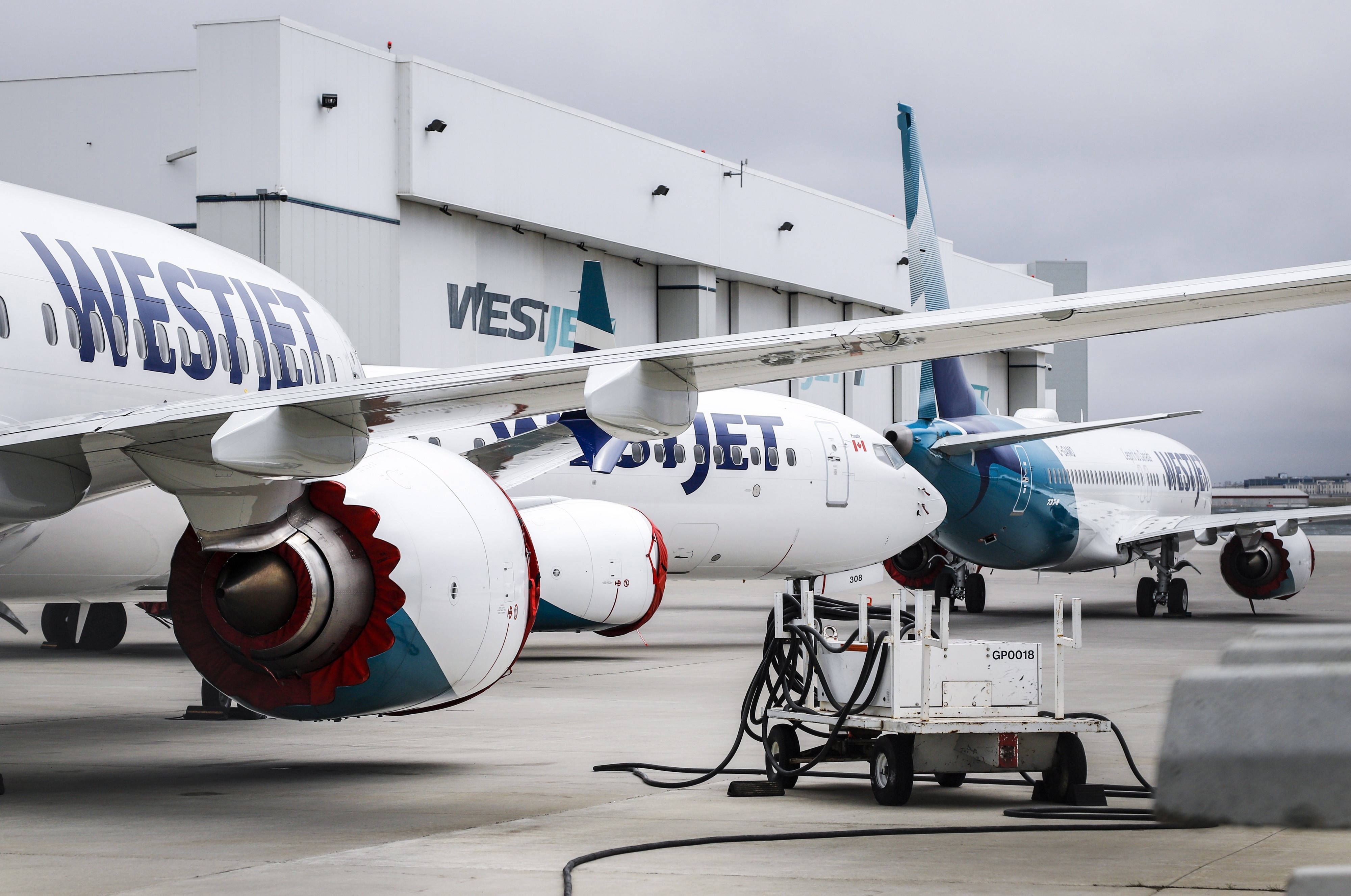 WestJet, airplane engines, airport gate, 4K Desktop Wallpaper