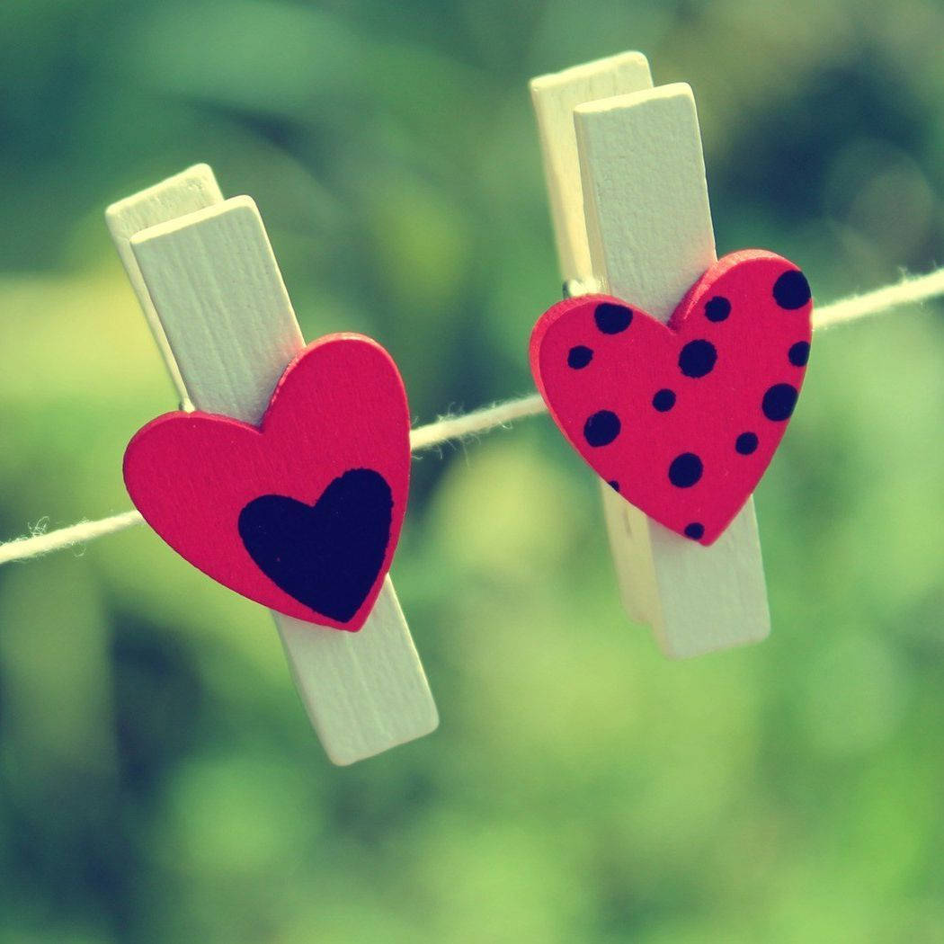 WhatsApp DP Clip Heart, wooden clothespins, pink heart-shaped decorations, SD Desktop Wallpaper