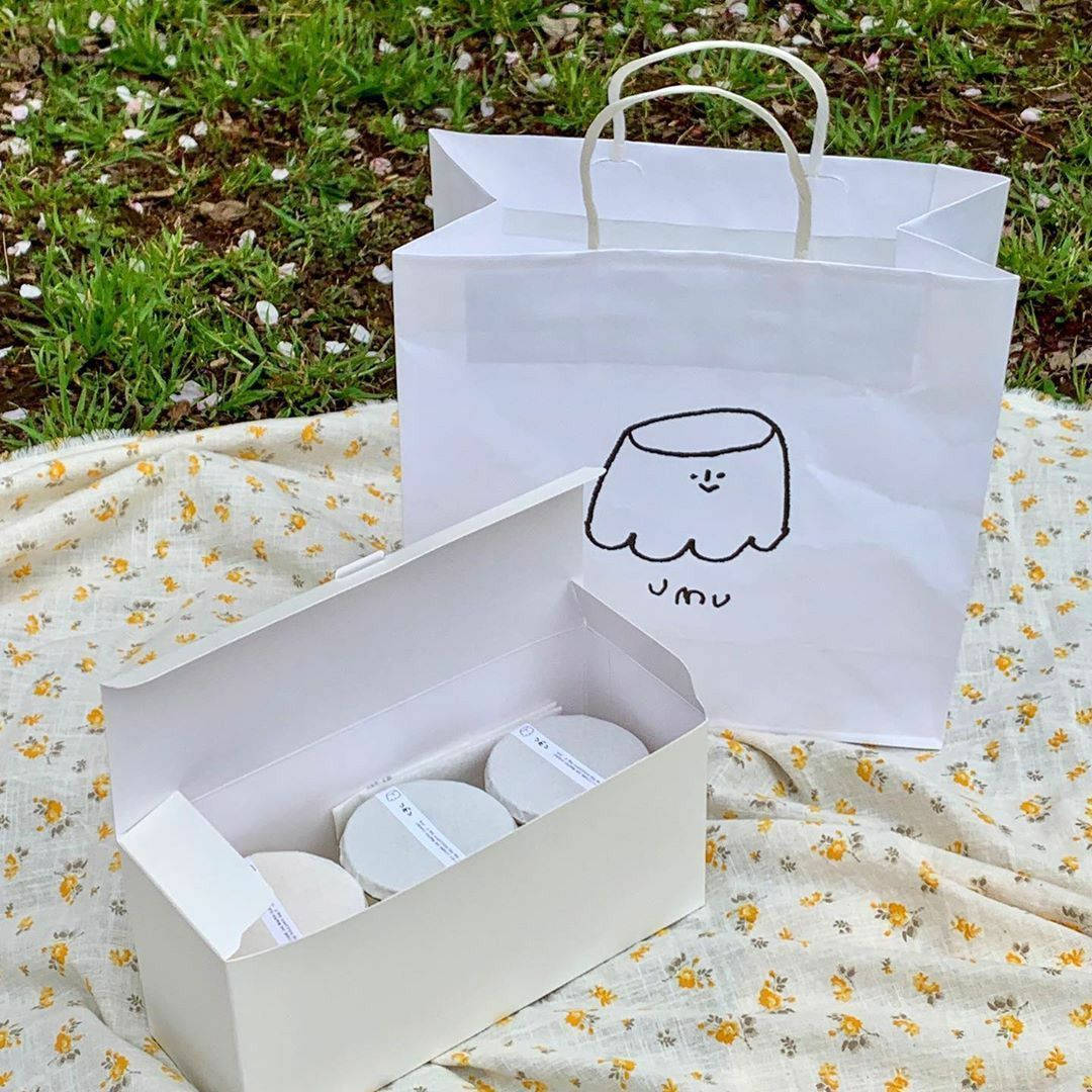 White Aesthetic Tumblr, paper bag pastries, floral blanket, SD Desktop Wallpaper