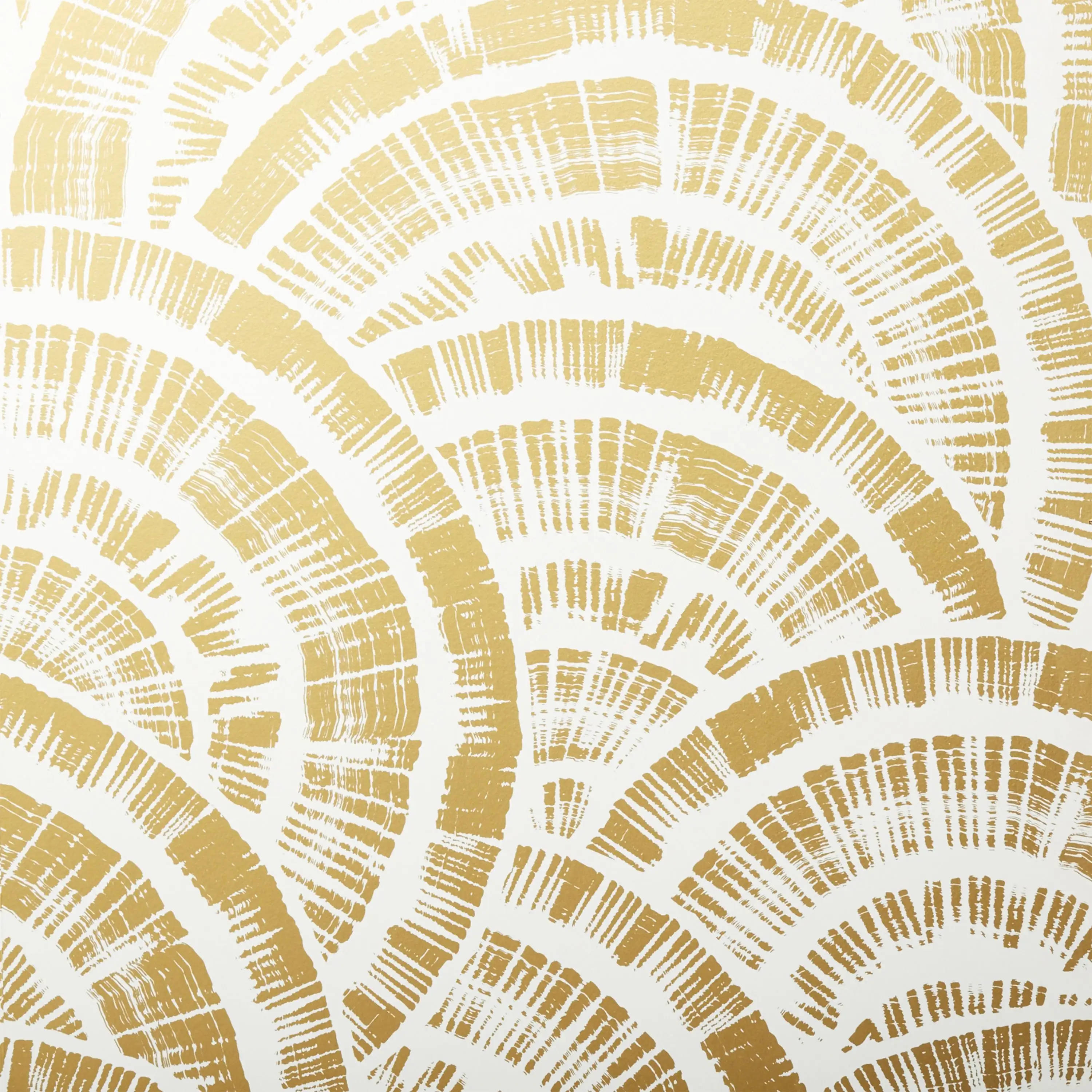 White And Gold Shell Print, golden brushstroke fan patterns, creamy white background, 2K Desktop Wallpaper