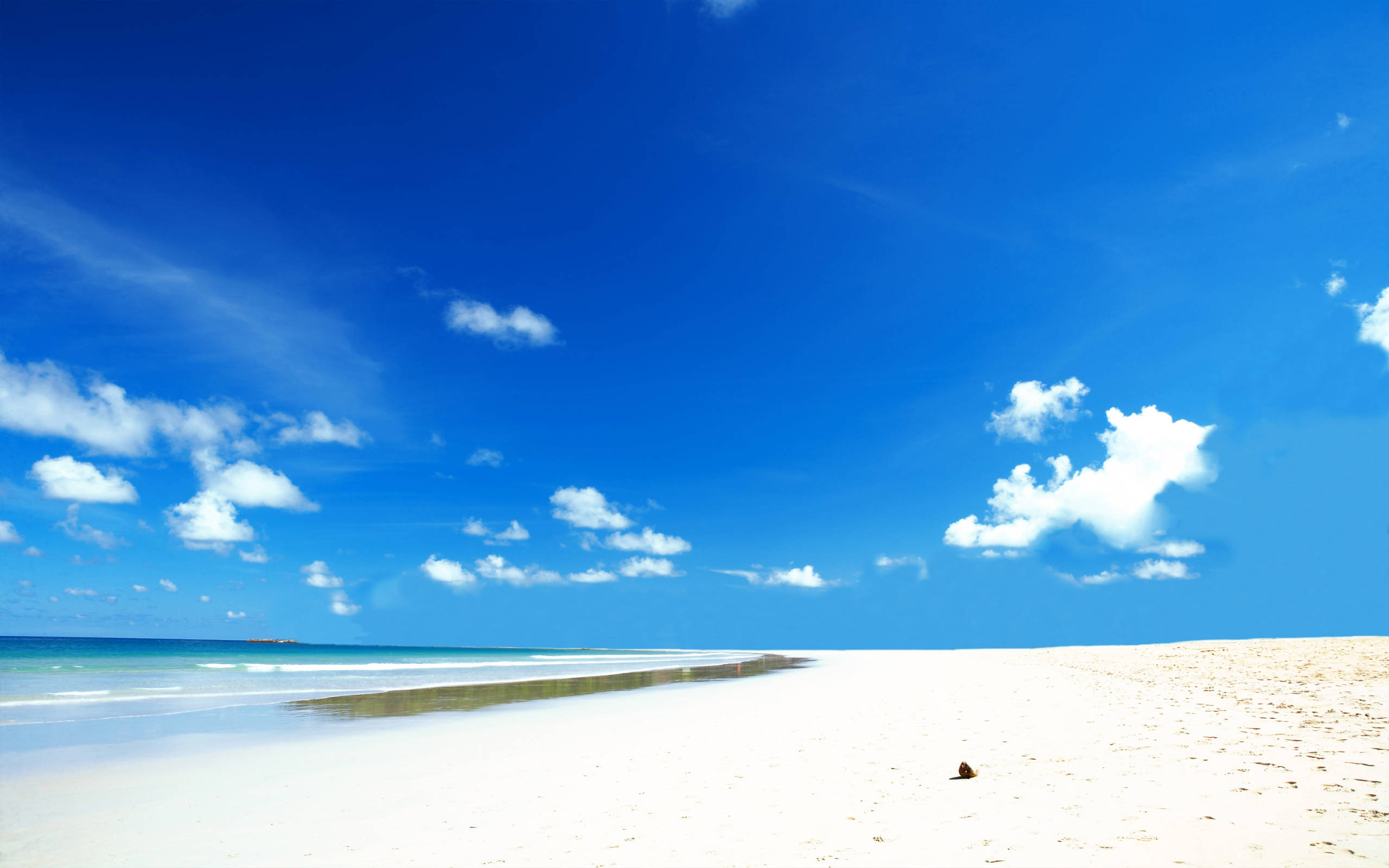 clean white sand beach, pristine white sandy beach, vibrant blue sky, 2K Desktop Wallpaper