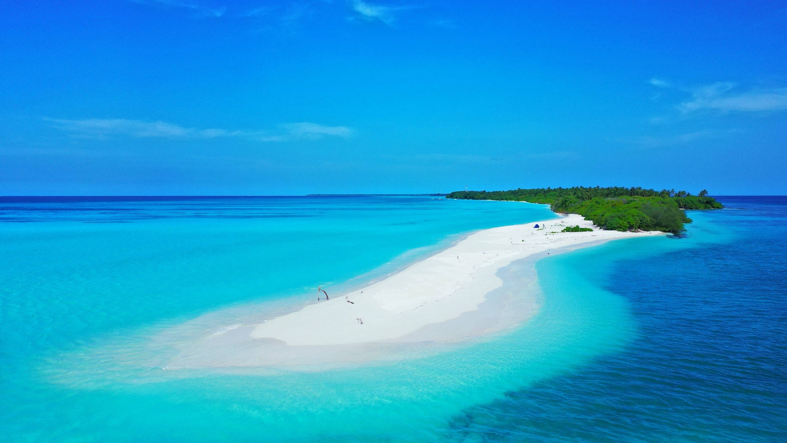 White Beach, blue sky, pristine white sandbar, 2K Desktop Wallpaper