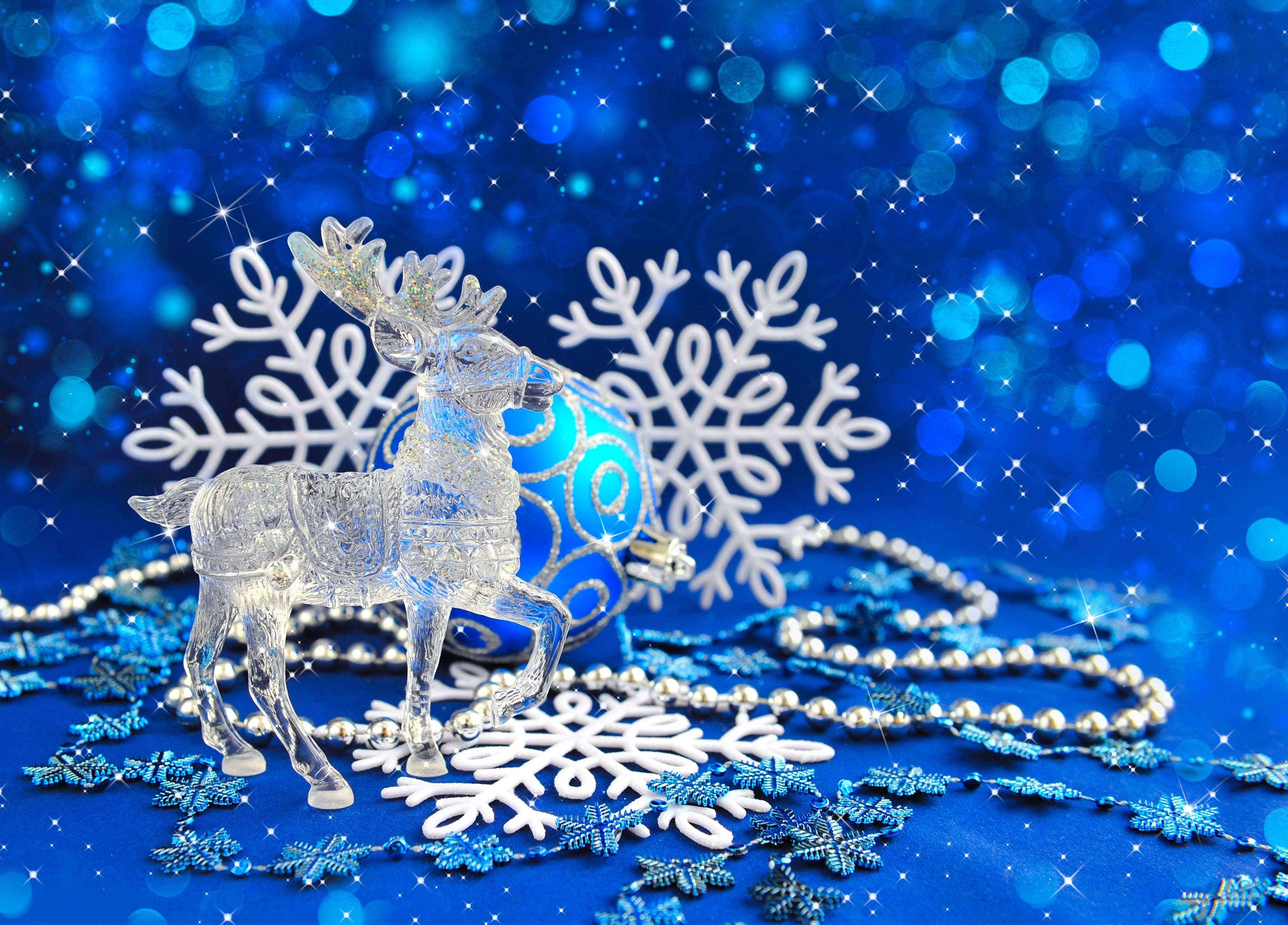 crystal reindeer, white snowflakes, blue beads, 4K Desktop Wallpaper