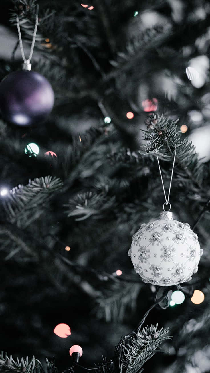 White Christmas iPhone, Christmas tree, white ornate bauble, HD Phone Wallpaper