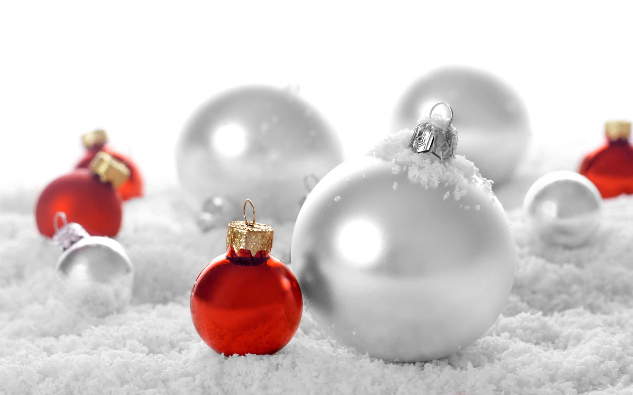 White Christmas, red Christmas balls, silver Christmas ornaments, 2K Desktop Wallpaper