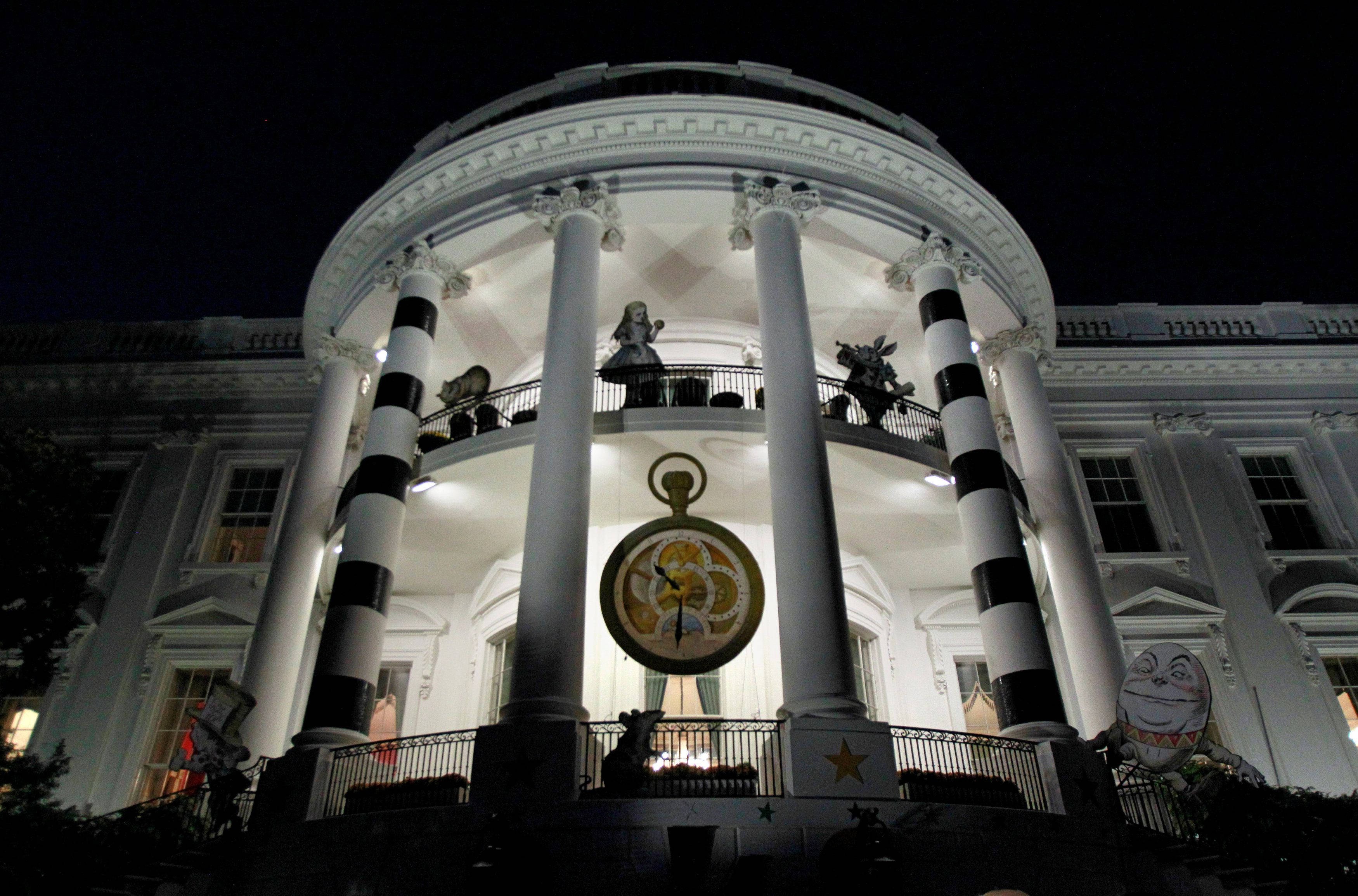 White House, night, black and white striped columns, 2K Desktop Wallpaper