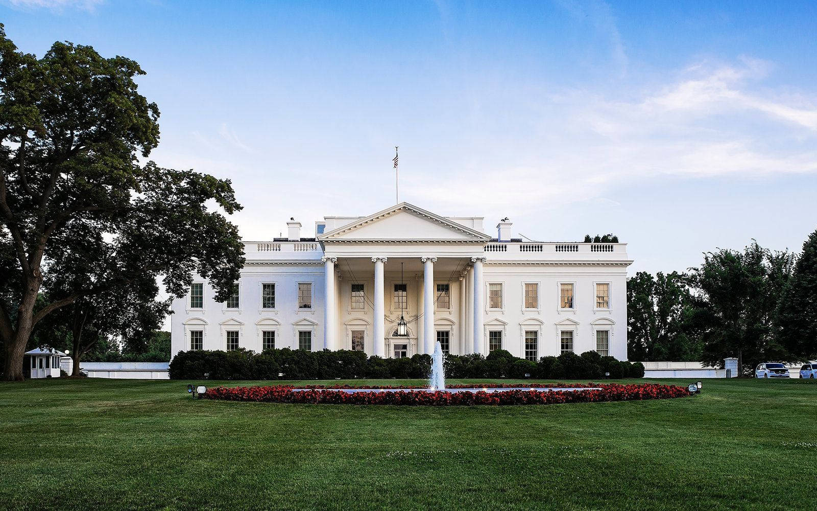 White House, clear blue sky, lush green lawns, HD Desktop Wallpaper