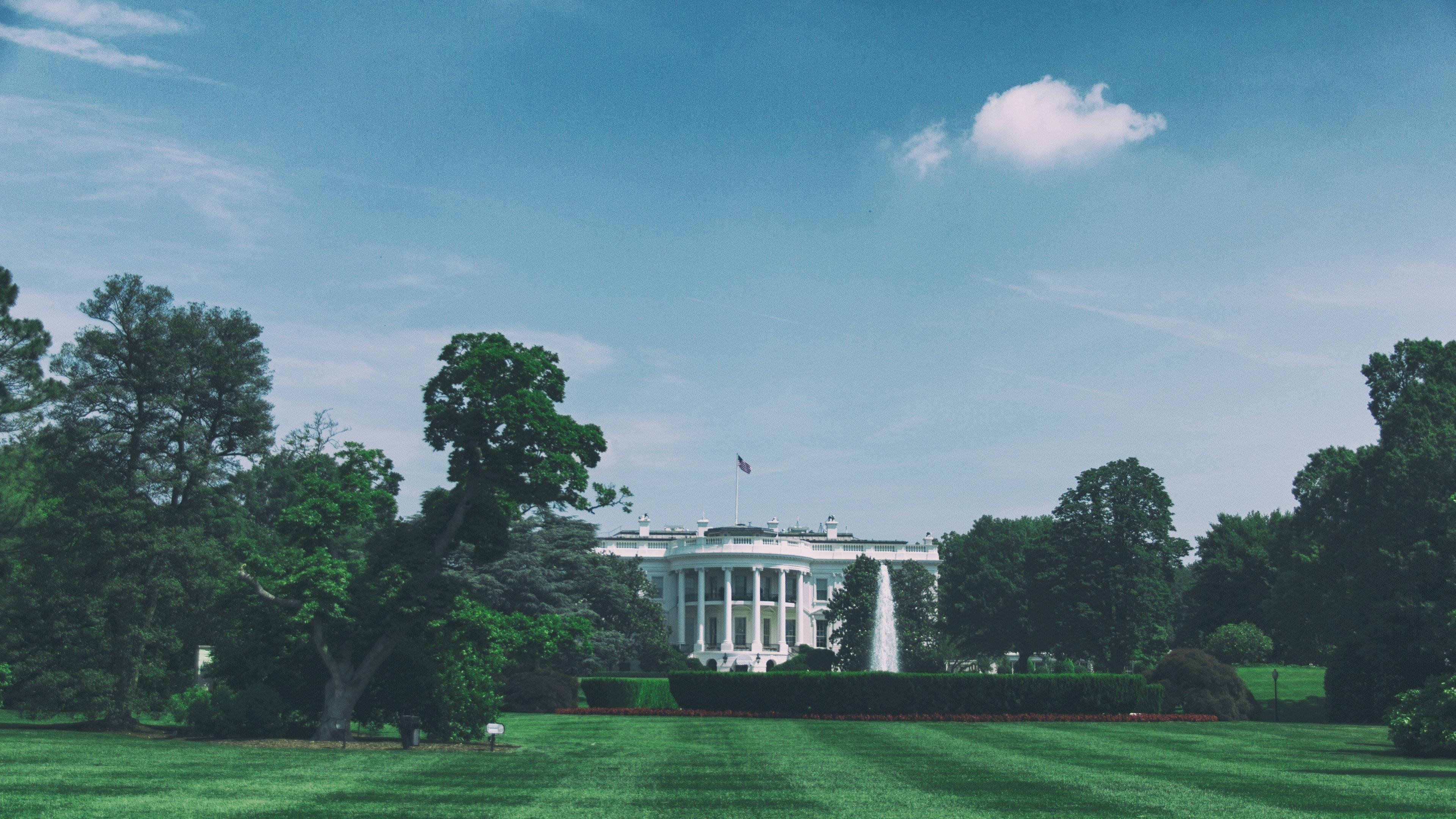The White House, clear blue sky, fluffy clouds, 4K Desktop Wallpaper