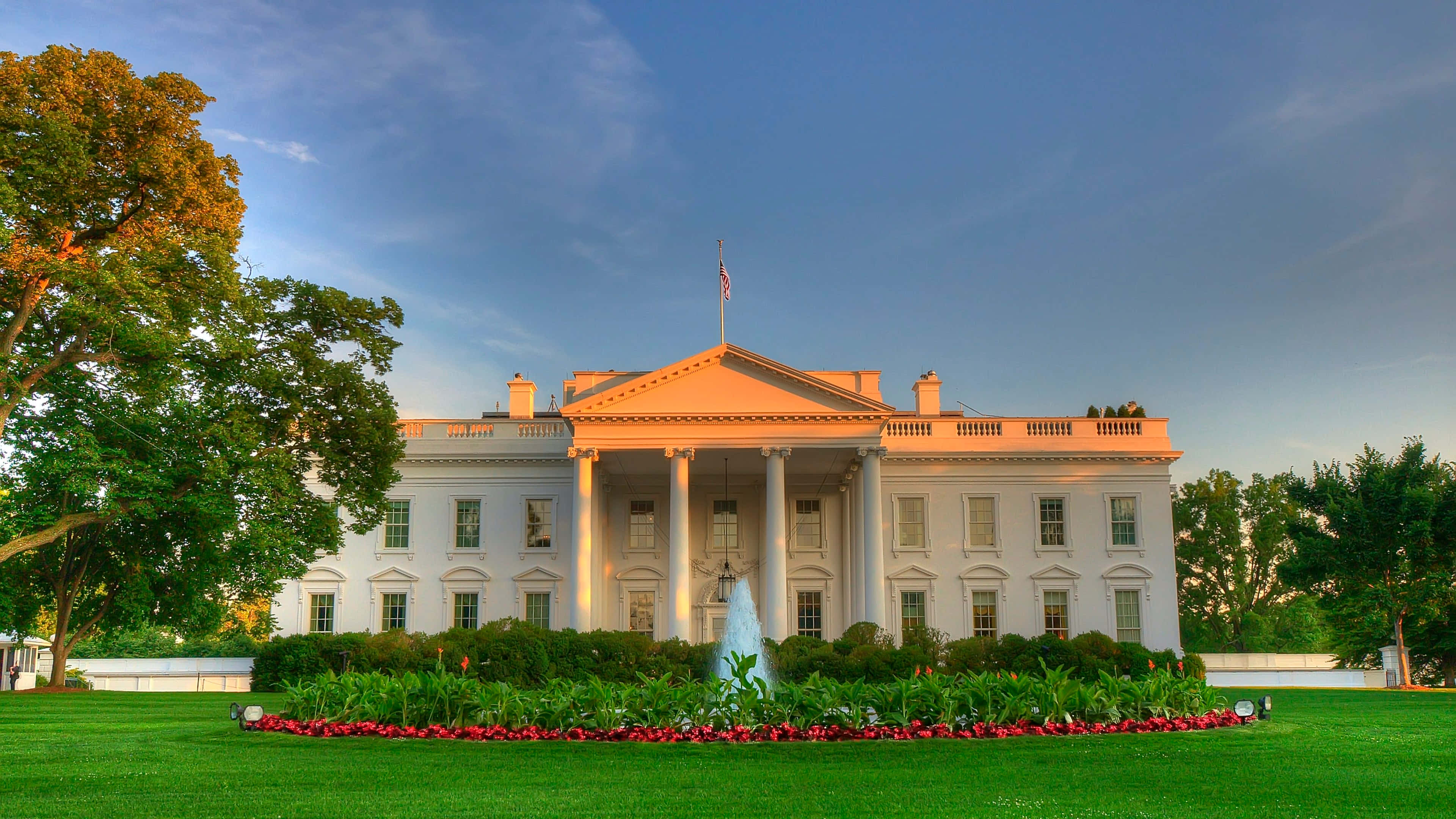 White House, golden sunset light, lush green lawns, 4K Desktop Wallpaper
