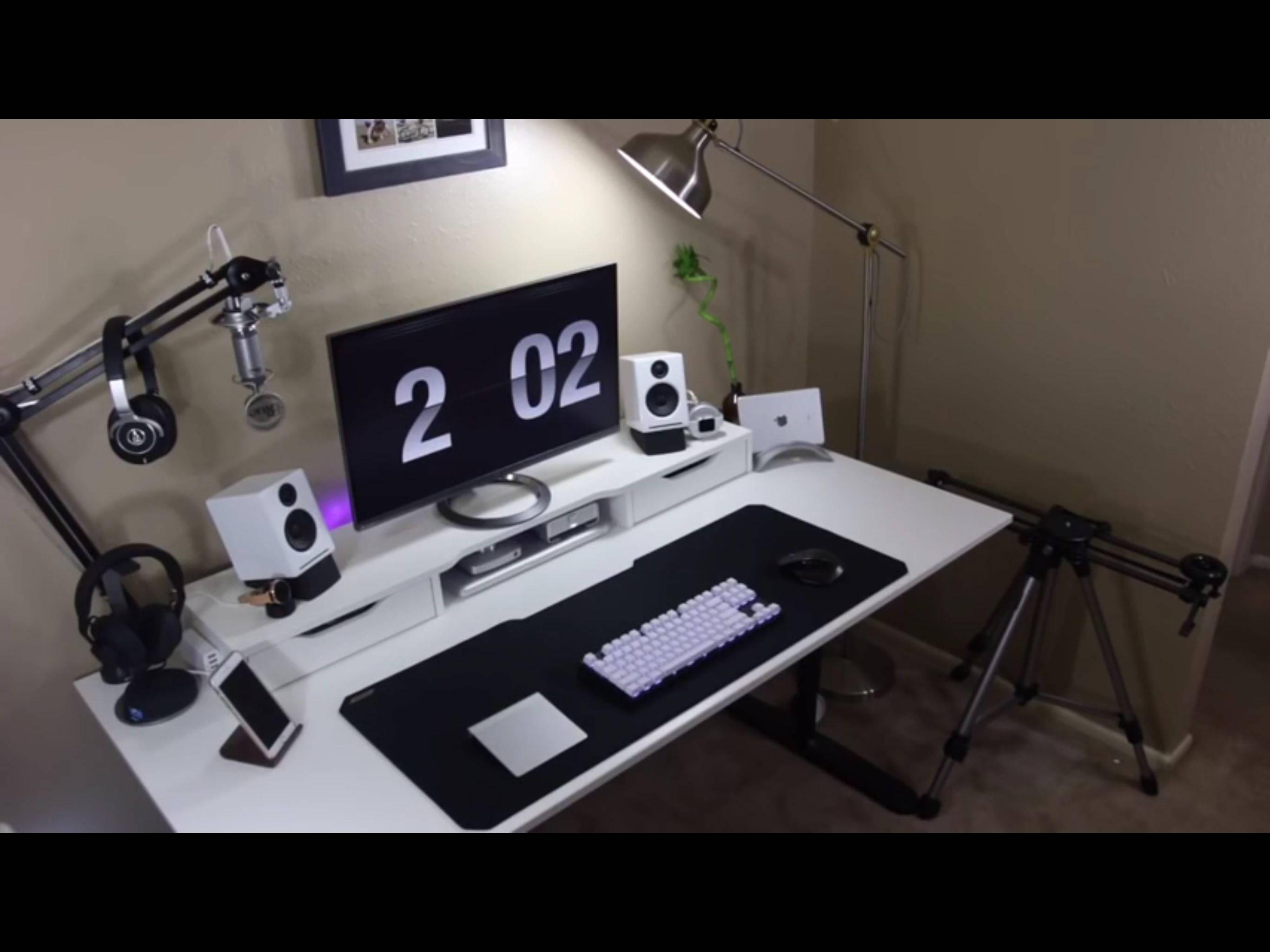 white desk, large monitor, 202, 2K Desktop Wallpaper