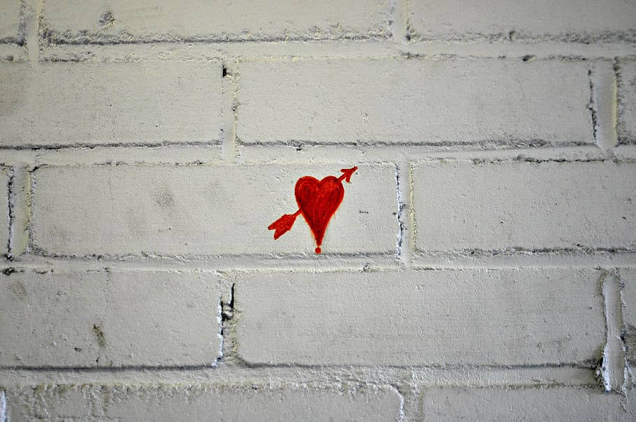vibrant red heart, arrow, weathered white brick wall, SD Desktop Wallpaper