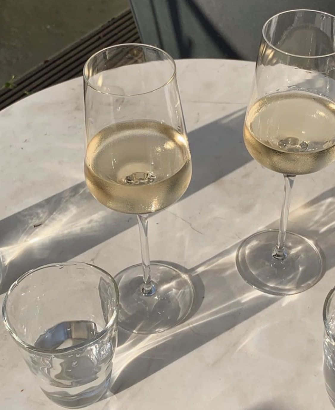 white wine, marble table, bright sunlight, HD Phone Wallpaper