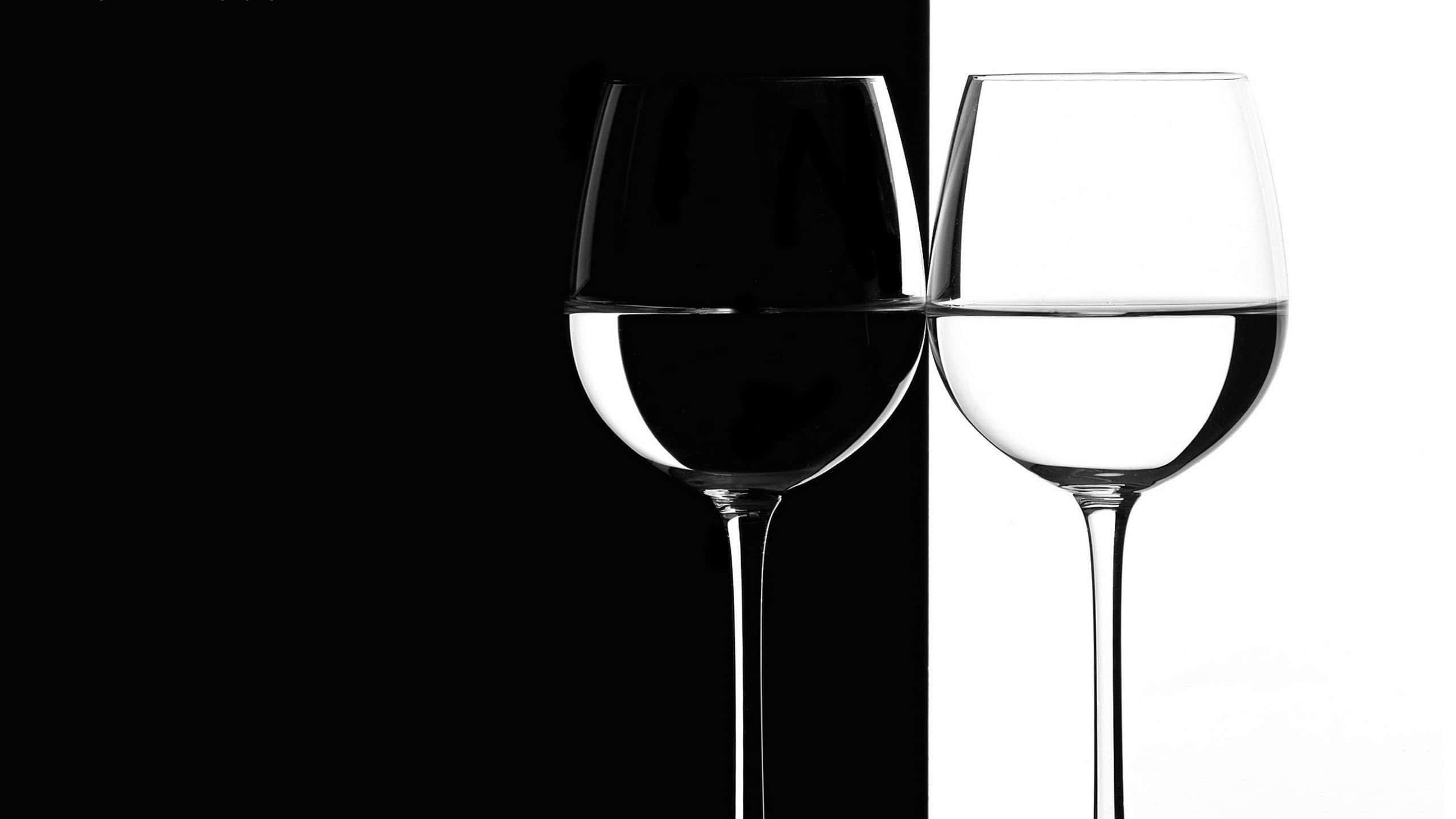 white wine, two wine glasses, half-filled with liquid, 2K Desktop Wallpaper