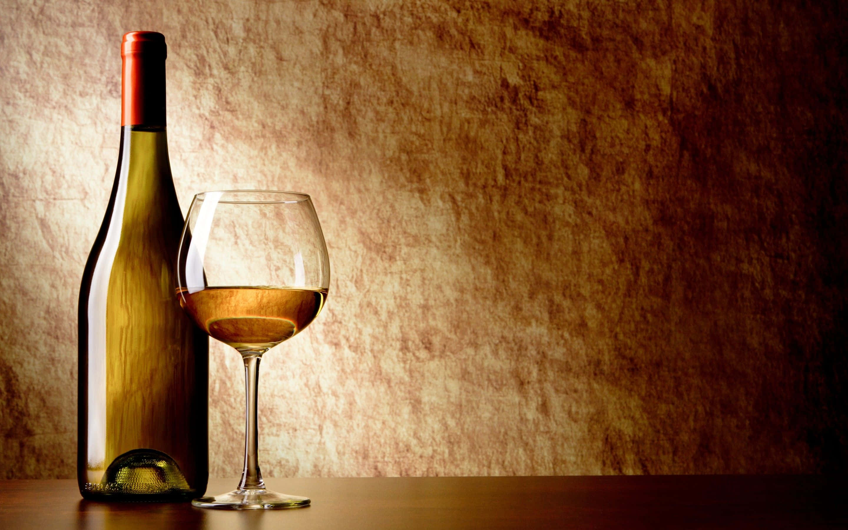 white wine, amber liquid, dark table, 2K Desktop Wallpaper