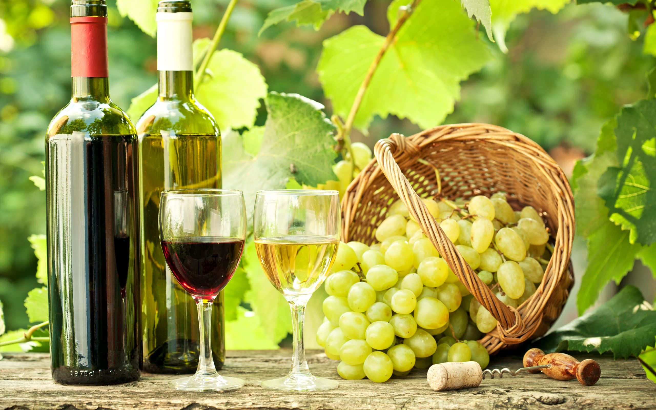 white wine, green grapes, wooden table, 2K Desktop Wallpaper