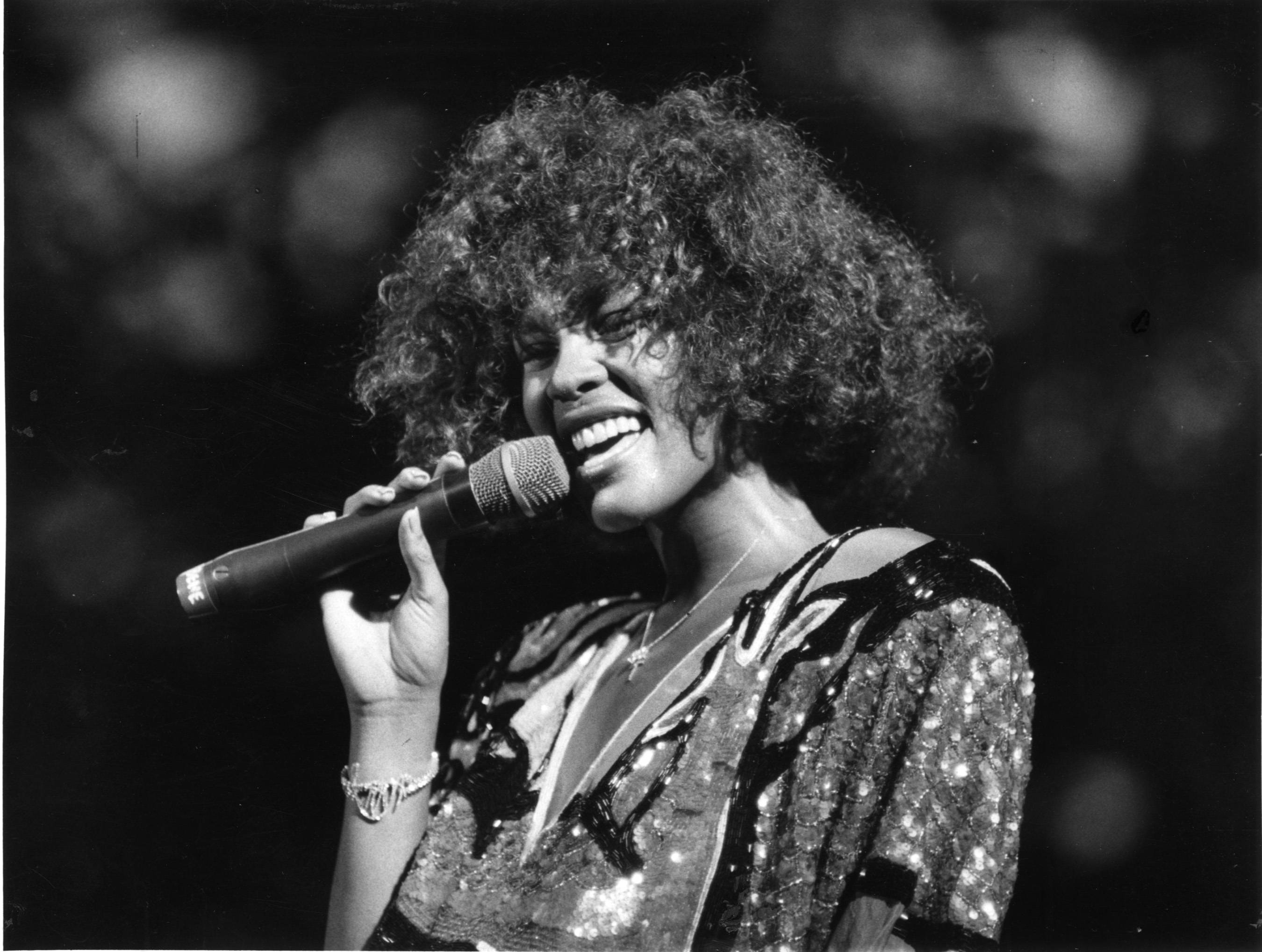 Whitney Houston, singing live, voluminous curls, 2K Desktop Wallpaper