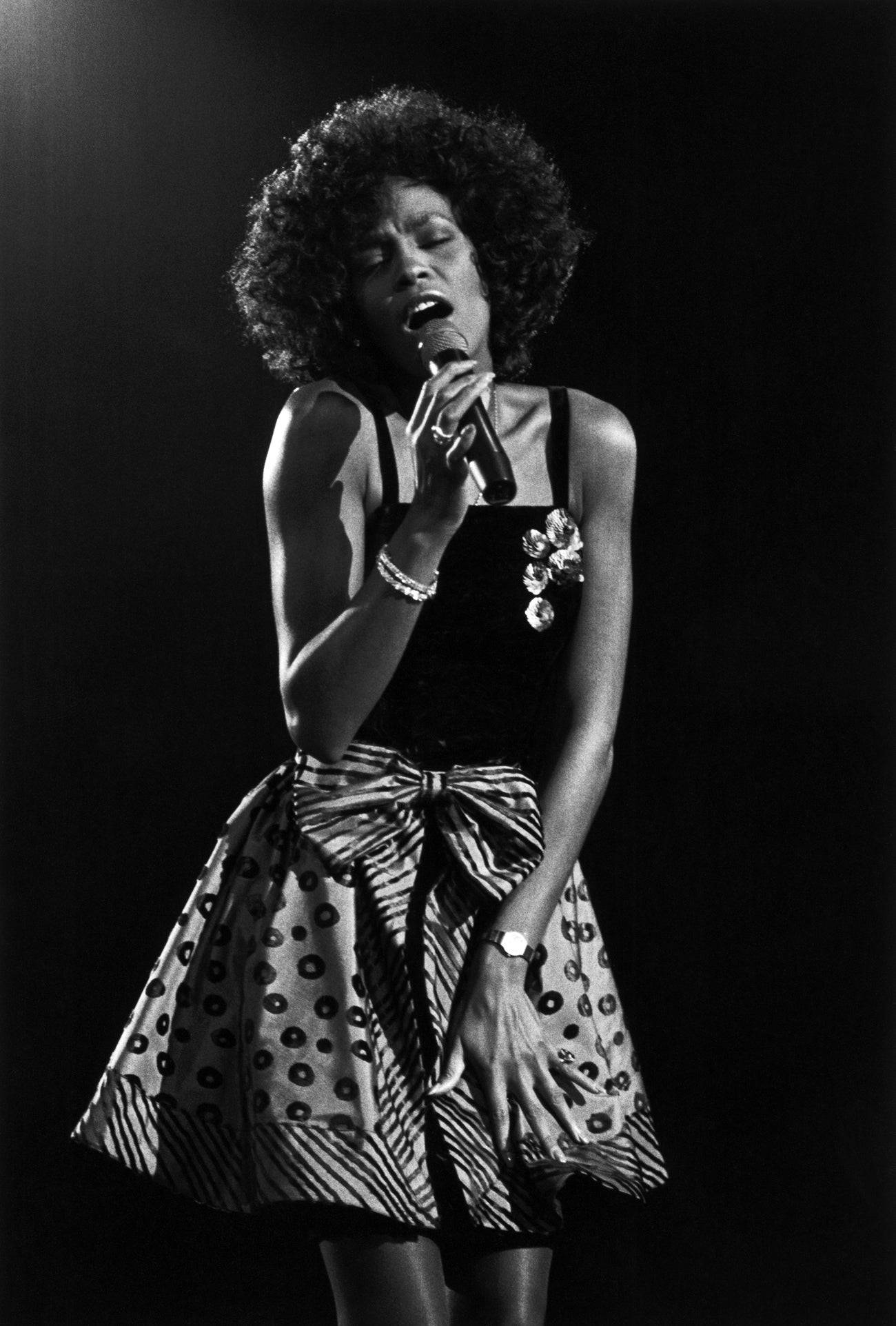 Whitney Houston, afro, microphone, Full HD Phone Wallpaper