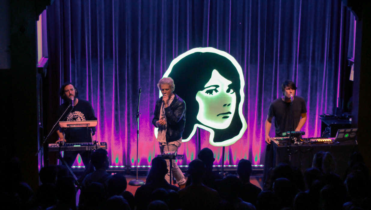 T V Girl, neon silhouette, dimly lit stage, SD Desktop Wallpaper