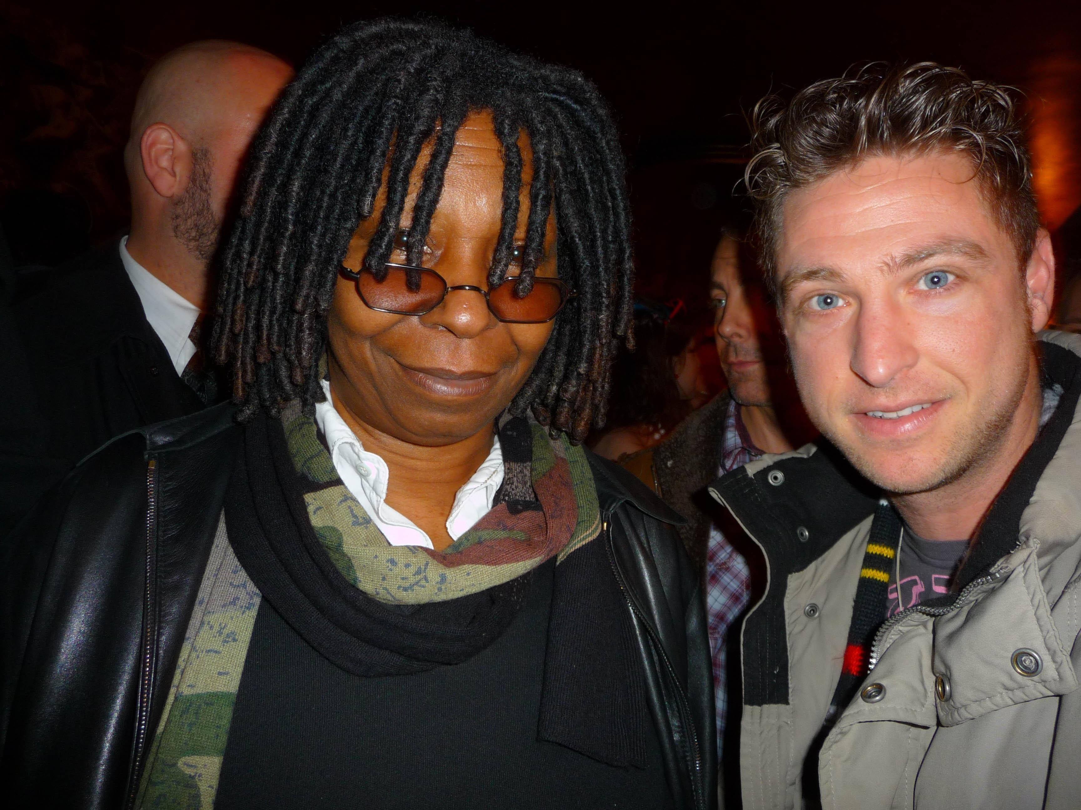 Whoopi Goldberg, fan, dimly lit indoor gathering, 2K Desktop Wallpaper