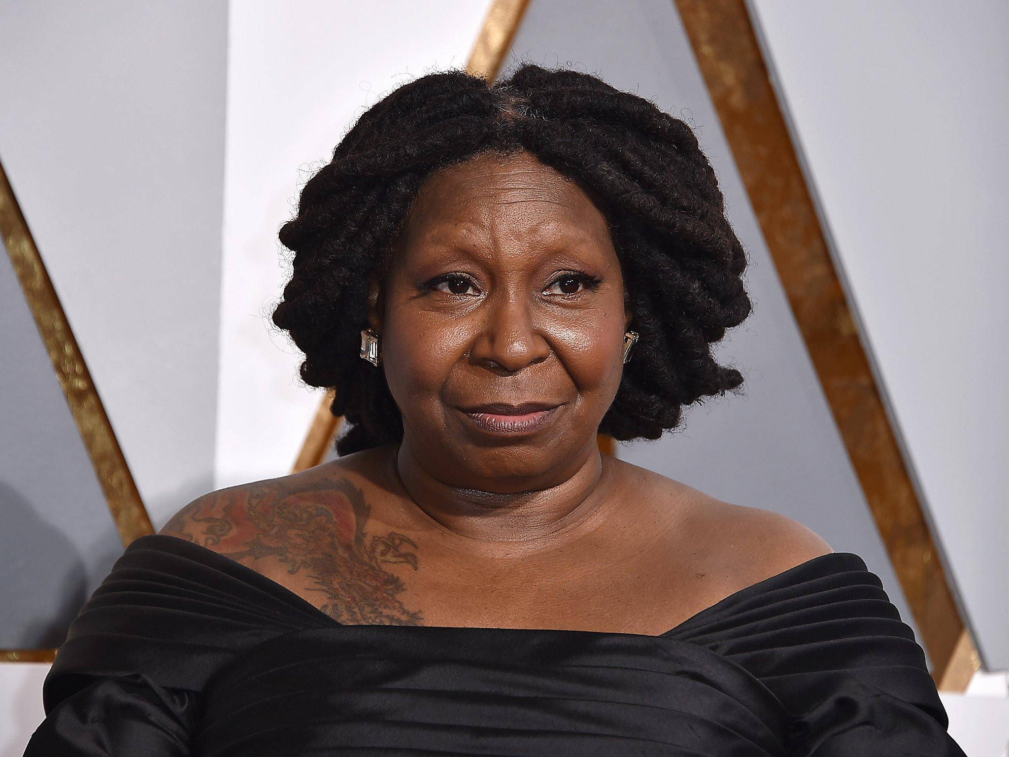 Whoopi Goldberg, black off-shoulder gown, geometric gold and white backdrop, Full HD Desktop Wallpaper
