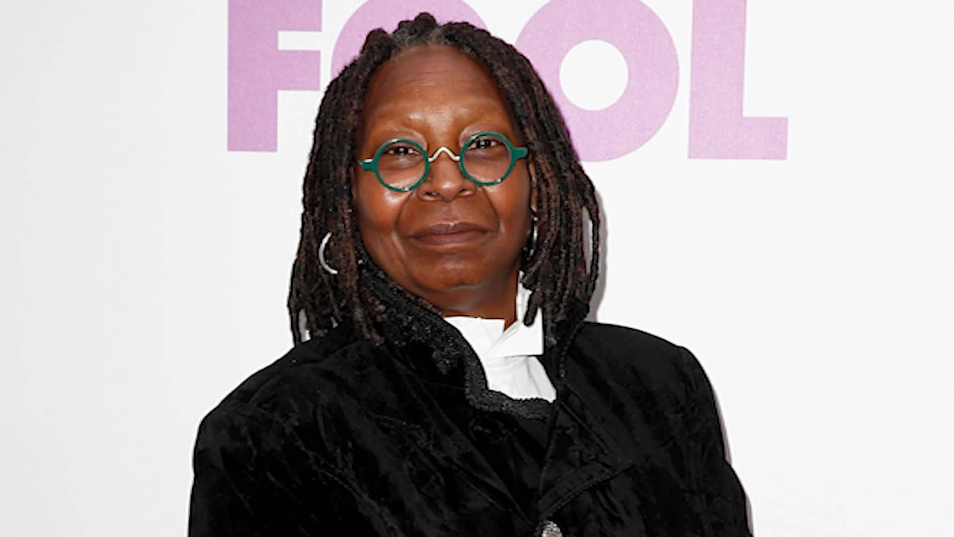 Whoopi Goldberg, green-rimmed glasses, dreadlocks, Full HD Desktop Wallpaper
