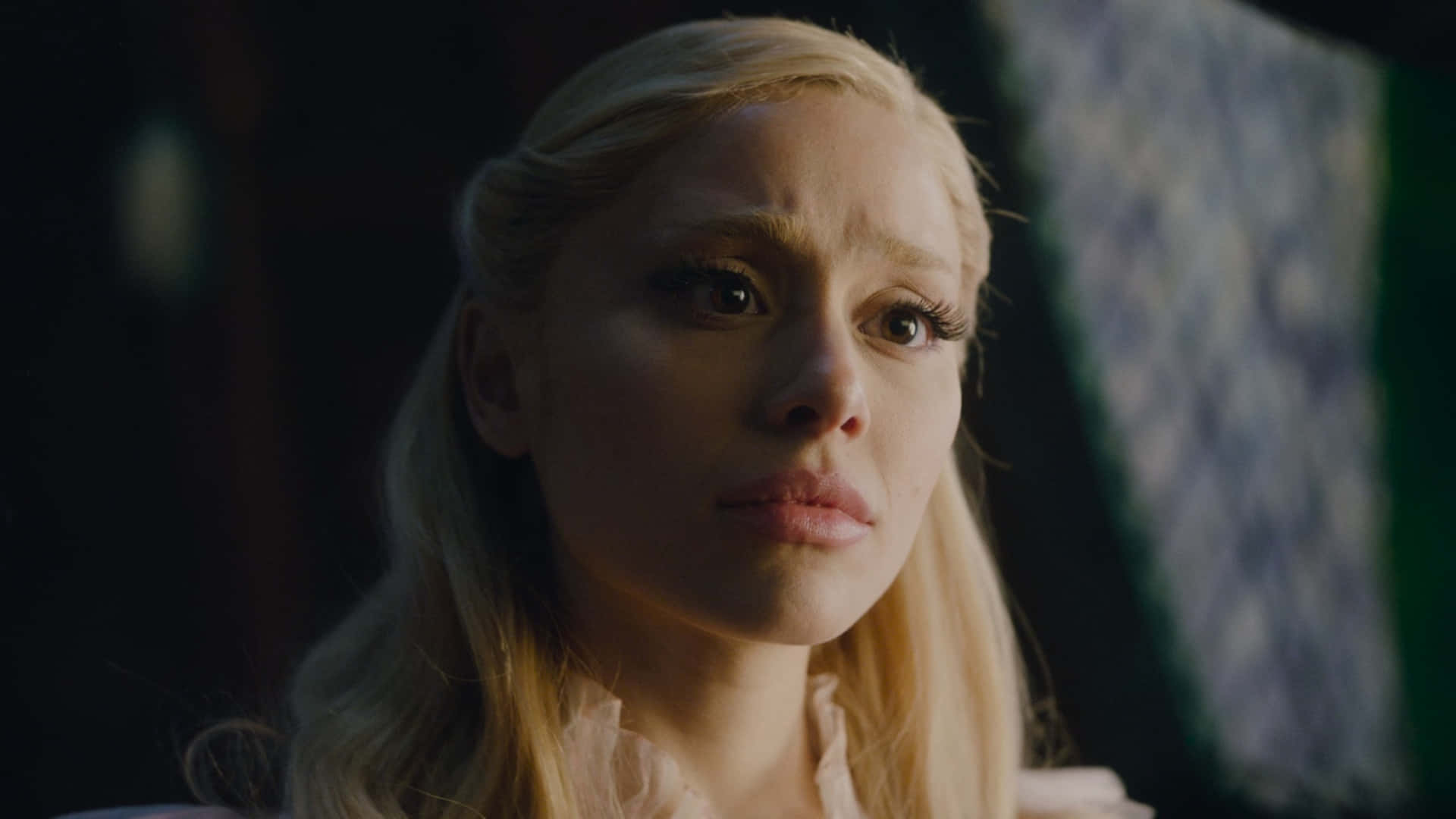 Wicked Glinda, blonde woman, wide eyes, Full HD Desktop Wallpaper