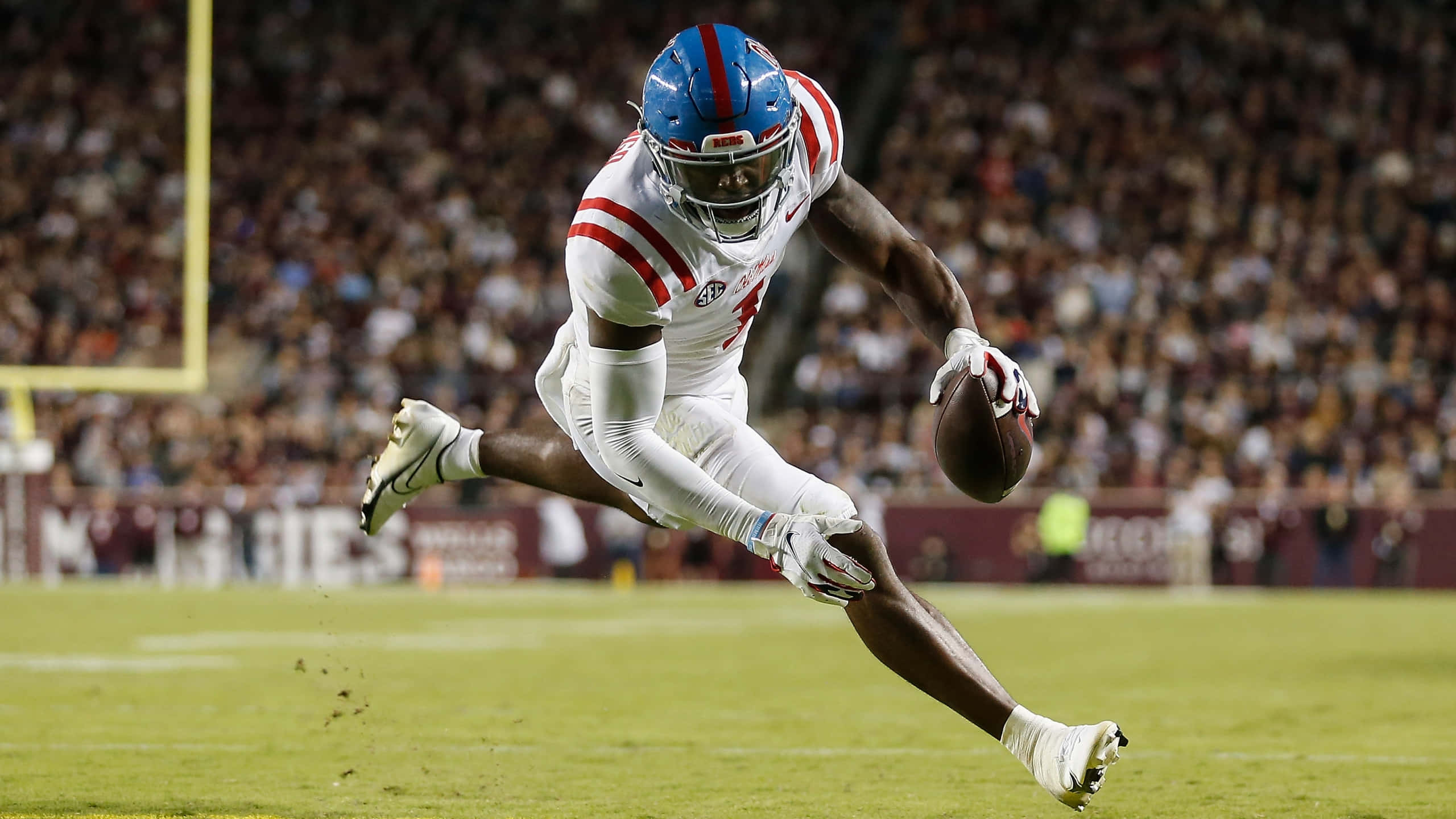 Wide Receiver, white and blue gear, nighttime game, 2K Desktop Wallpaper
